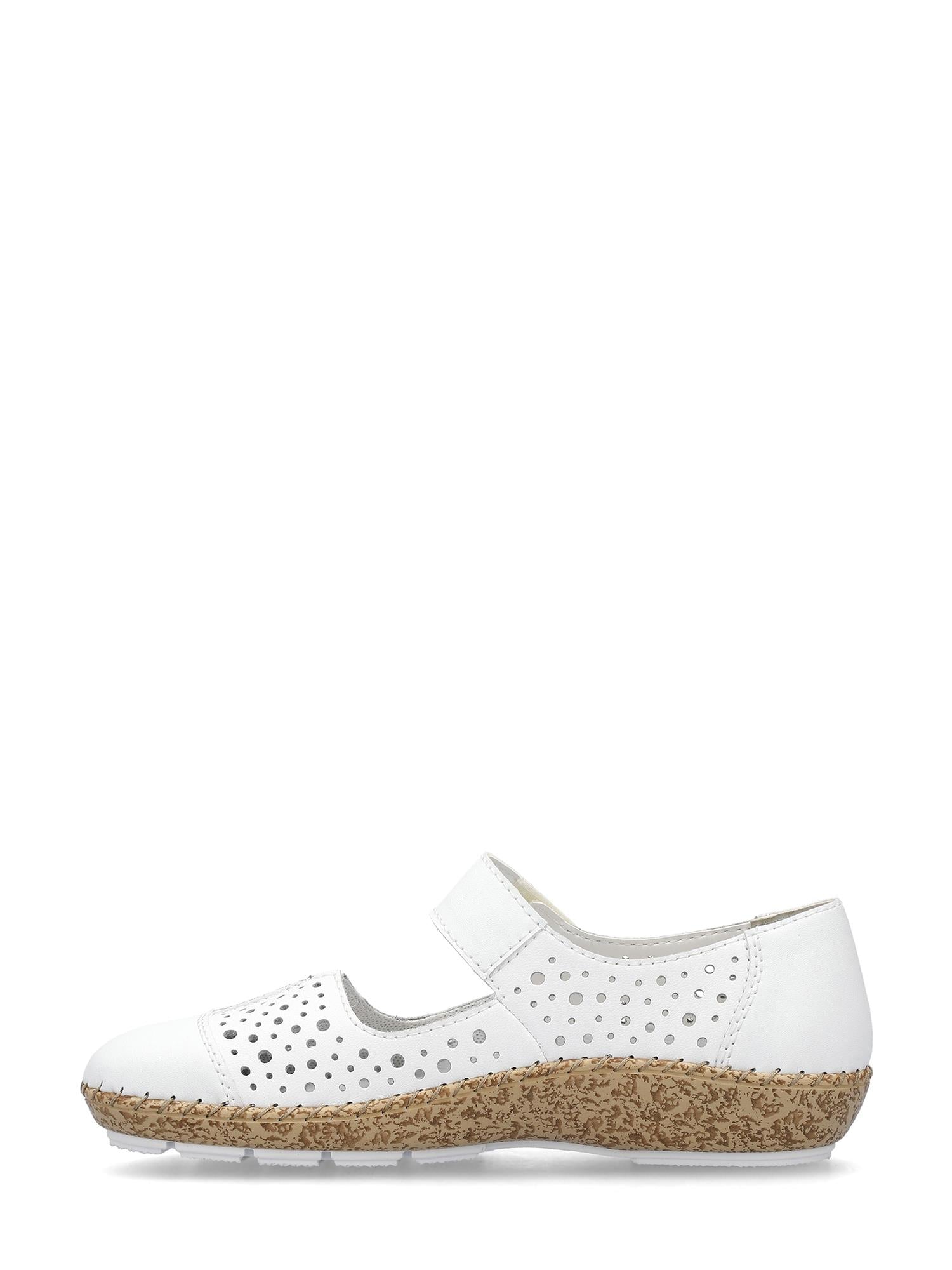 07492 Rieker hvite sommersko fra Rieker Comfort & Style har perforerte detaljer, en komfortabel borrelåsstropp og en teksturert korklignende såle med Antistress-teknologi, vist i sideprofil mot en vanlig hvit bakgrunn.