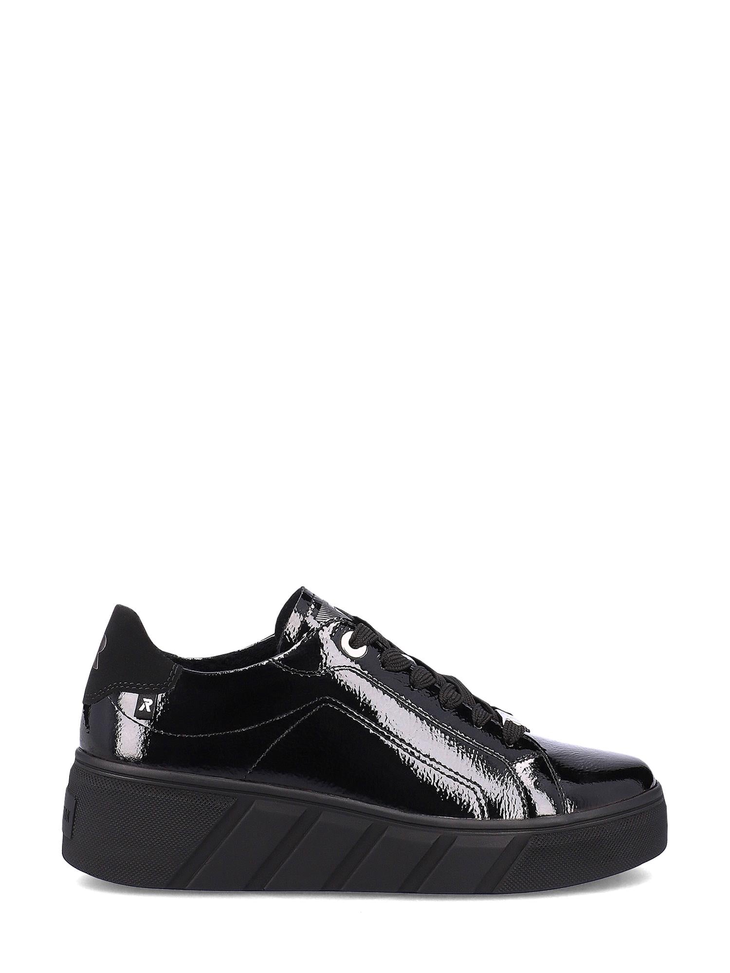 04543 Rieker-Evolution Patent Leather Platform Sneaker fra Rieker Sport har skinnende svart lakkskinn, svarte lisser og en tykk PU-såle - perfekt for en stilig casual eller sporty look.