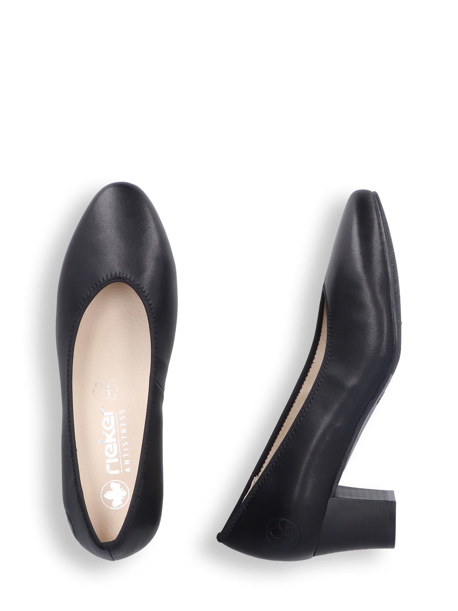 Et par svarte 04278 Rieker Liana Pumps fra Rieker Comfort & Style. Den ene skoen er vist ovenfra og ned, noe som avslører den merkede innersålen; den andre viser den lave blokkhælen og det stilige komfortable skodesignet i profil.