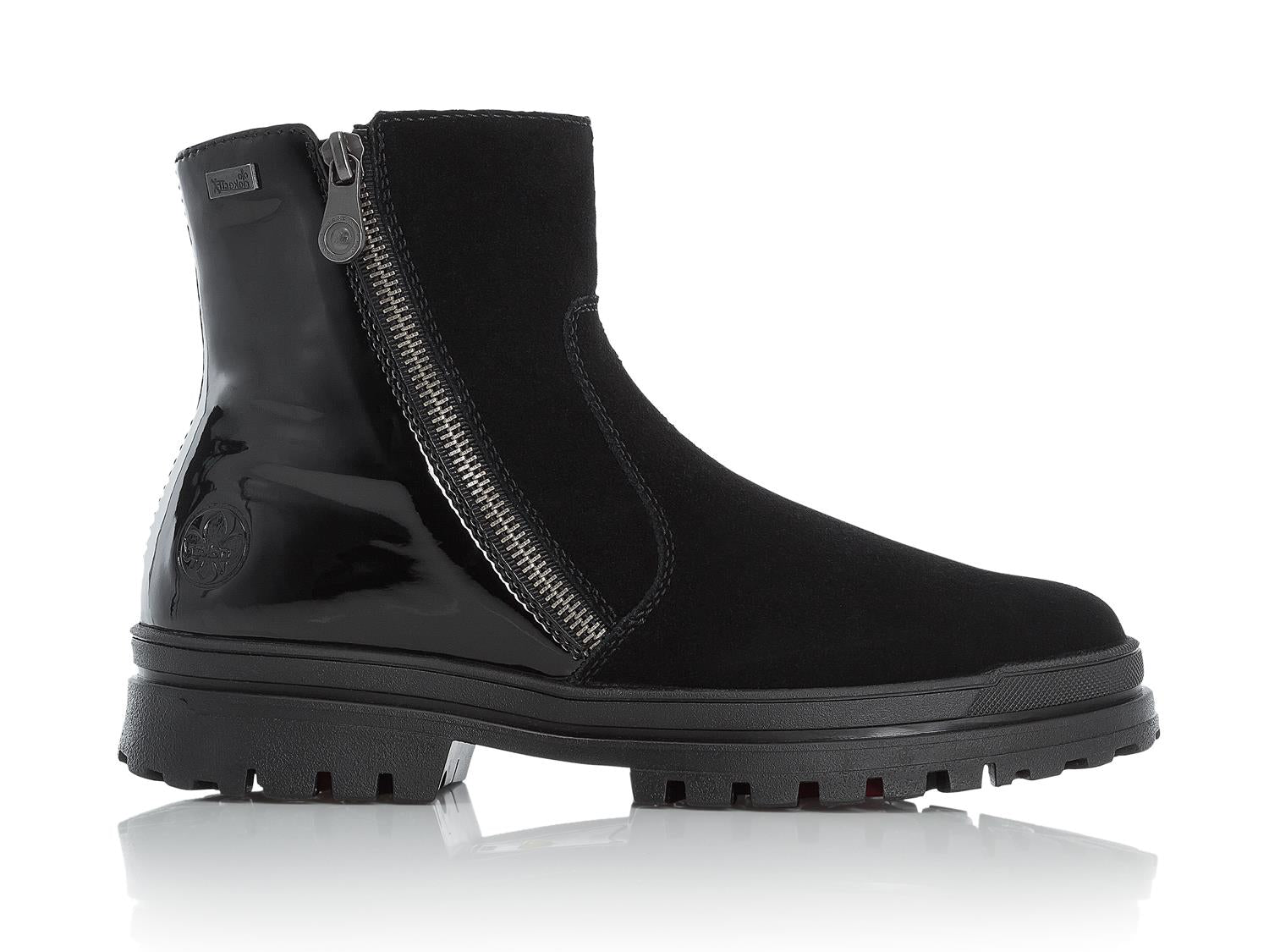 En svart Rieker Comfort & Style 05389 Varmfòret med brodder Dame ankelstøvel vist i profil, med en kraftig såle, glidelås i siden og en blanding av skinnende lakk og matte semsket skinnlignende materialer mot en hvit bakgrunn.