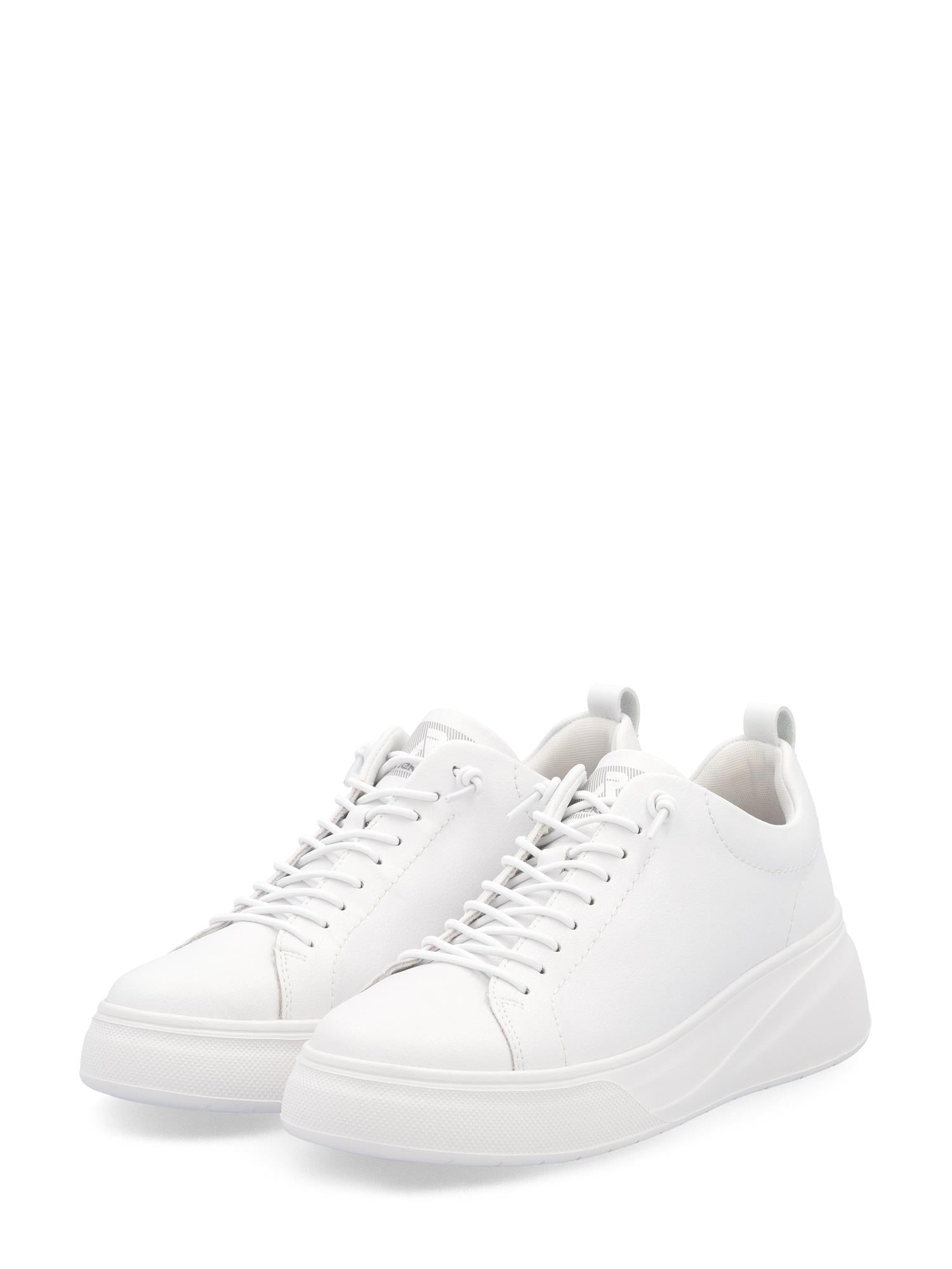 Rieker Sport 03538 Summer Ease White Leather joggesko har en elegant, hvit low-top-design med matchende lisser og tykk såle, som gir komfort hele dagen og et rent utseende - en ideell komfortsko for uformelle utflukter. Vist på en hvit bakgrunn.