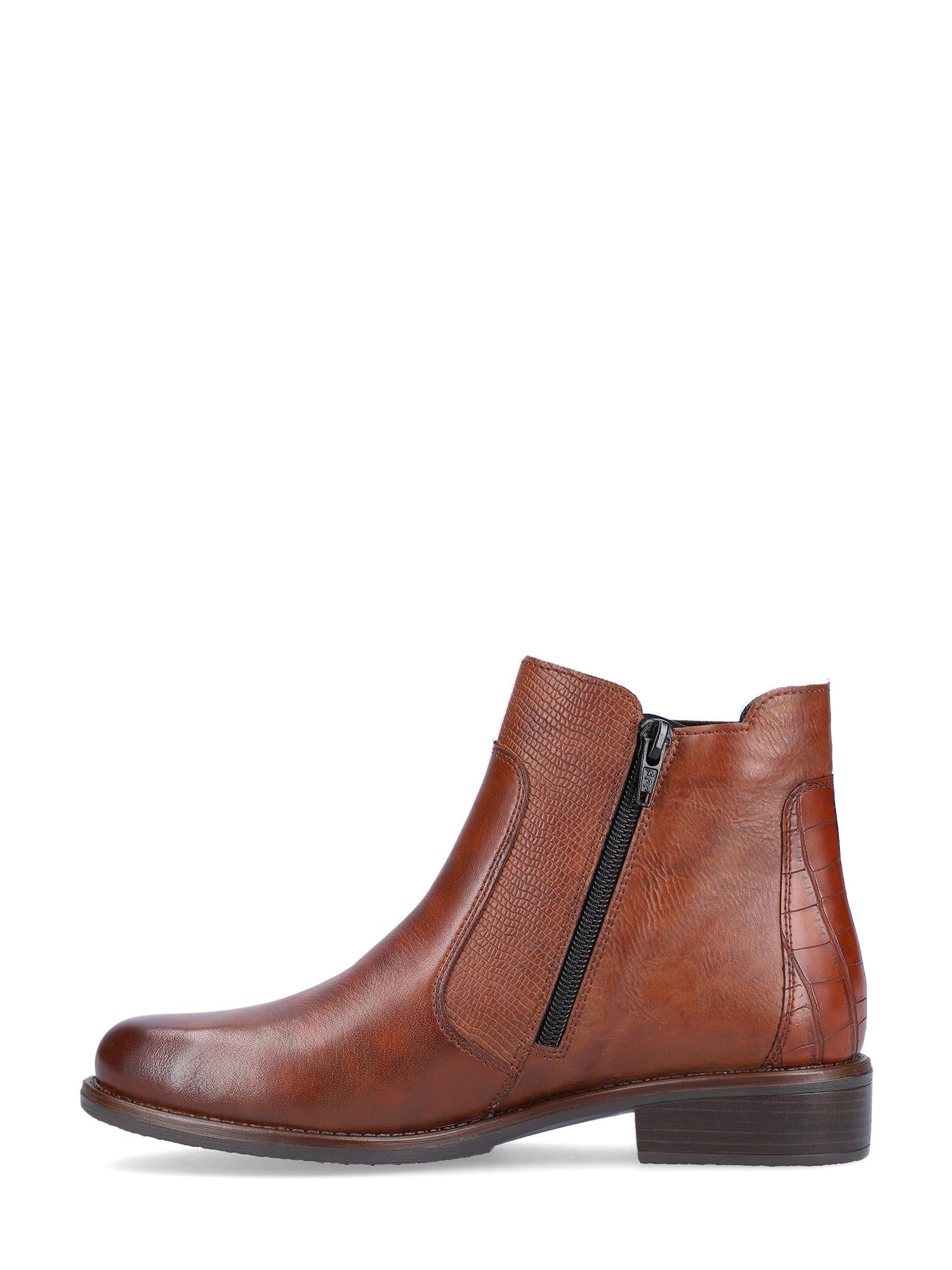 04802 Remonte Brown Leather Zip Boots fra Remonte er Chelsea-inspirerte ankelstøvler med lav hæl, glidelås i siden, teksturert bakpanel og avrundet tå for komfort, vist på hvit bakgrunn.