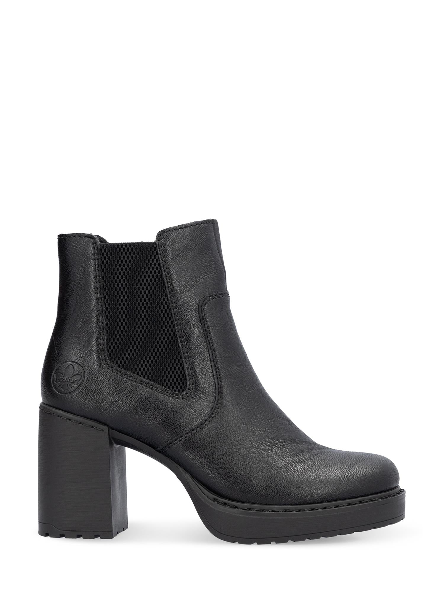 04742 Rieker Heeled booties fra Rieker Comfort & Style er svarte ankelstøvler i skinn med en chunky høy hæl, elastiske sidepaneler og en preget logo - som gir elegant, moderne komfort til ethvert casual eller dresset antrekk.