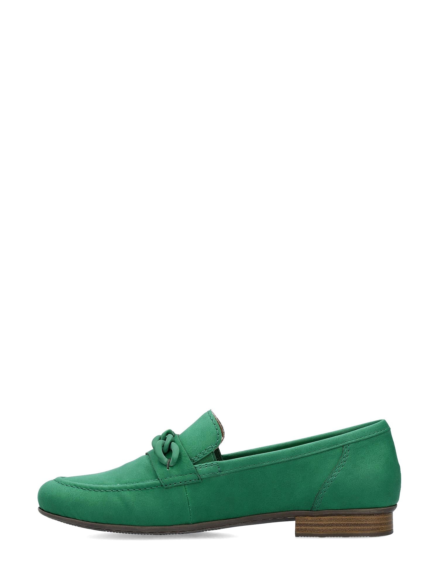 07543 Rieker Green Chain Loafer til dame fra Rieker Comfort & Style har grønt skinn, en brun lav hæl, kjededetaljer på siden og synlige sømmer - komfort med stil mot en hvit bakgrunn.