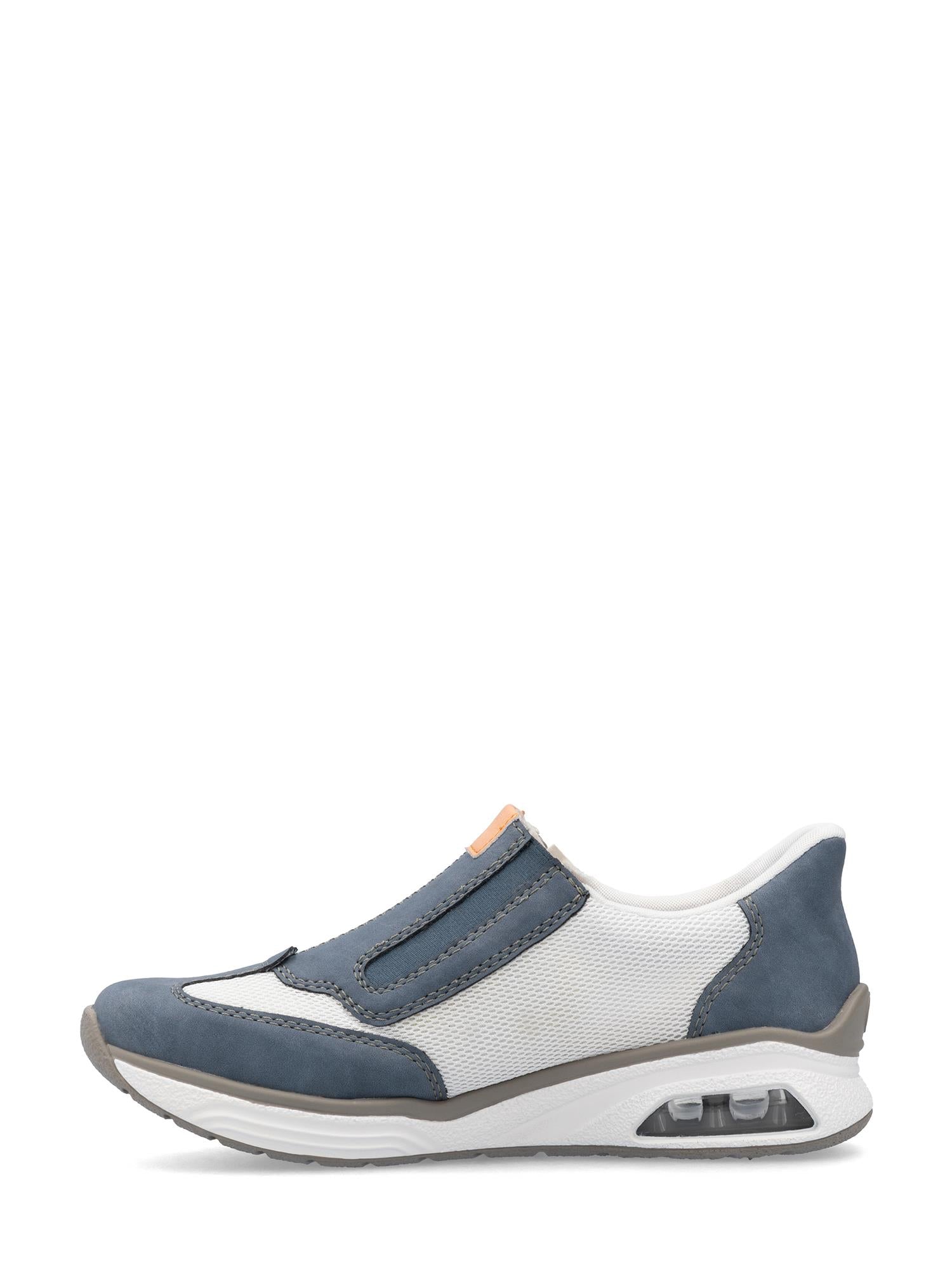 03265 Rieker Air-Tech-sneakeren fra Rieker Comfort & Style har et blått og hvitt slip-on-design med grå detaljer, en tykk, støtdempende såle og synlig luftdemping i hælen, vist sideprofil mot en hvit bakgrunn.