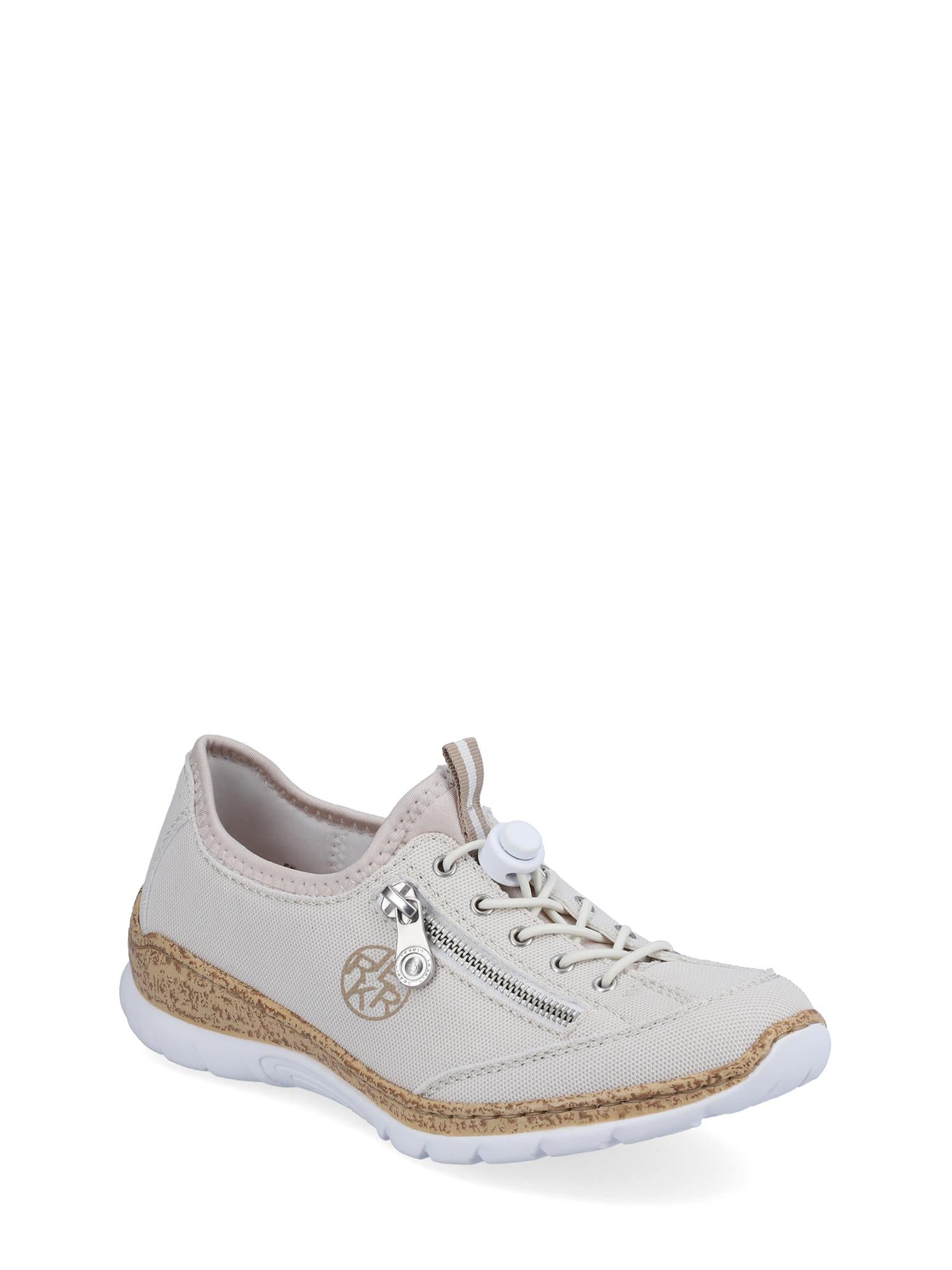06802 Rieker Summer Days Sneaker Beige fra Rieker Comfort & Style har en beige lerretsoverdel, hvit såle, korkteksturert kant, memory-soft innersåle, glidelås på siden, snøring foran og en sirkulær logo – vist på en vanlig hvit bakgrunn.