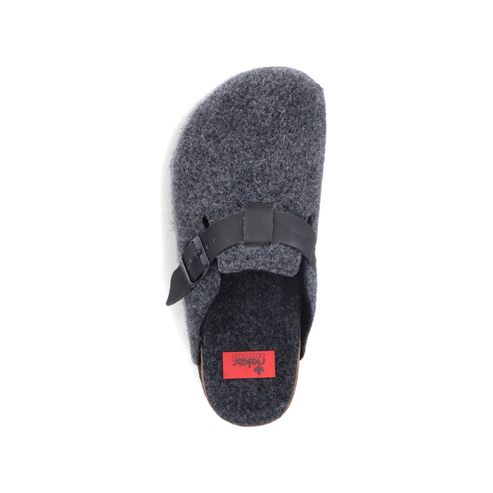 En enkelt grå filt 04898 Rieker Herre Tøfler fra Rieker Comfort & Style har Antistress-teknologi, en svart stropp og spenne, og en rød innersåle-etikett med hvit tekst og logo. Tøffelen er vist ovenfra mot en hvit bakgrunn.