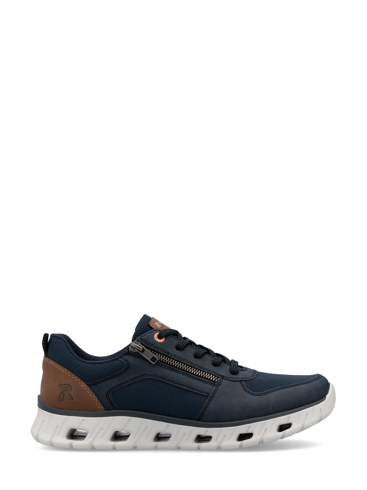 02877 Rieker AirBounce Sneakers Navy fra Rieker Sport har marineblått syntetisk skinn, hvite såler, svarte lisser, en brun hældetalj og glidelås på siden – og tilbyr komfortable sko med et elegant utseende på en vanlig hvit bakgrunn.
