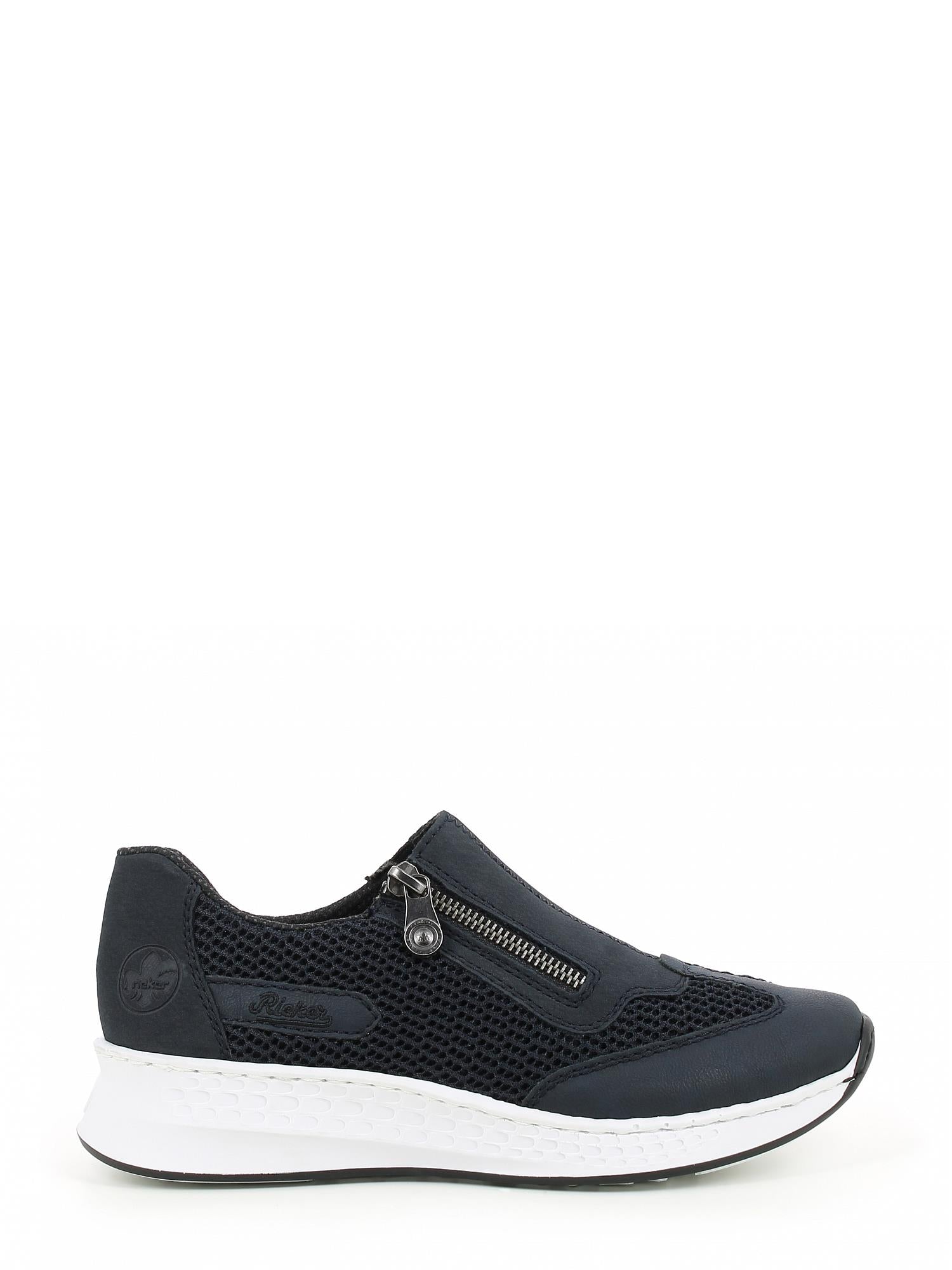 03600 Rieker Airy Blue fra Rieker Comfort & Style er en blå slip-on-sko med hvit polstret såle, nettingdetaljer og glidelås på siden, vist fra siden mot en hvit bakgrunn.