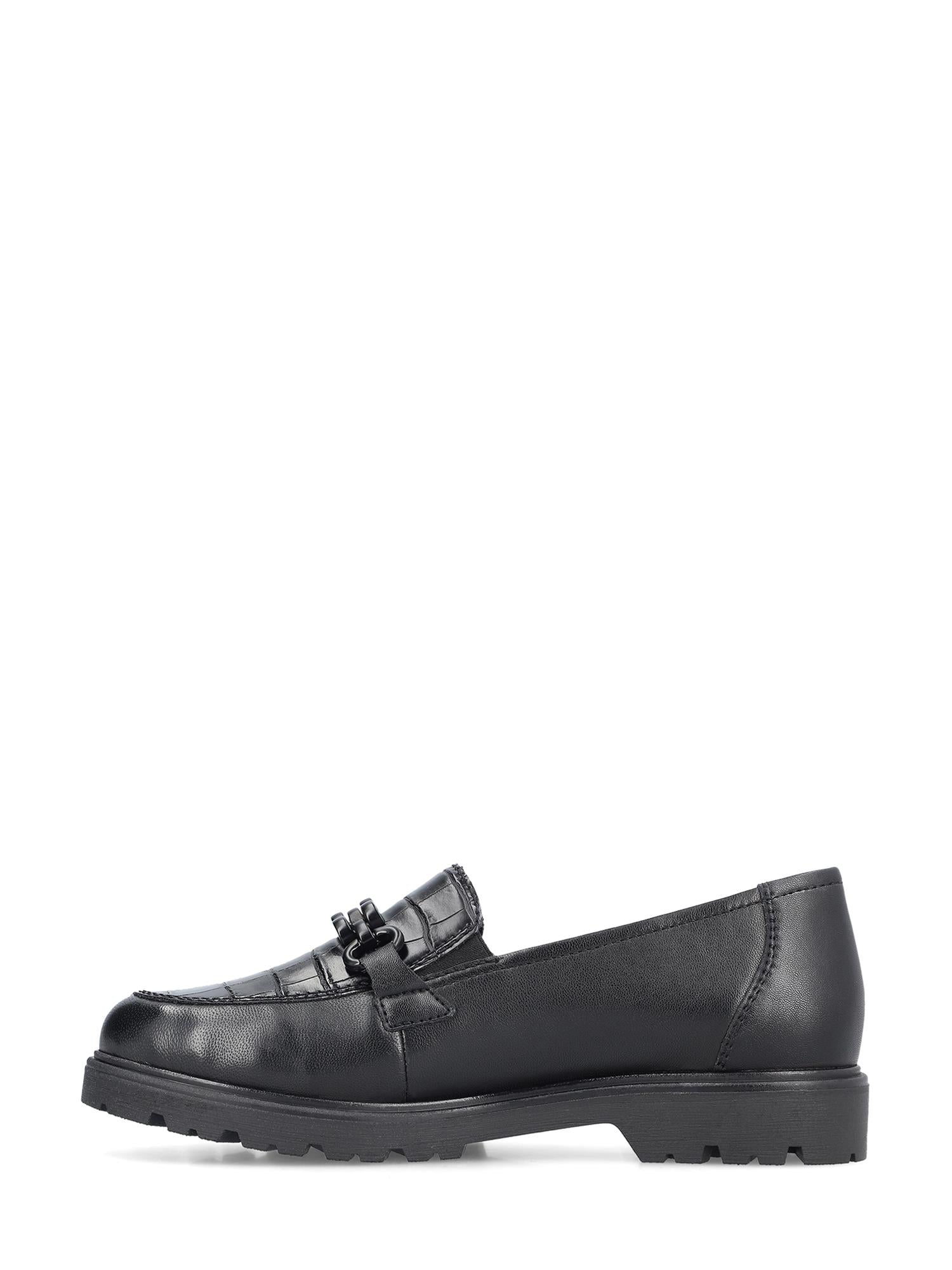 04737 Rieker Palma Leather Loafer fra Rieker Comfort & Style er en svart dameloafer i skinn med en teksturert overdel, dekorativ metallbit og tykk, sklisikker såle – vist i sideprofil mot en hvit bakgrunn.