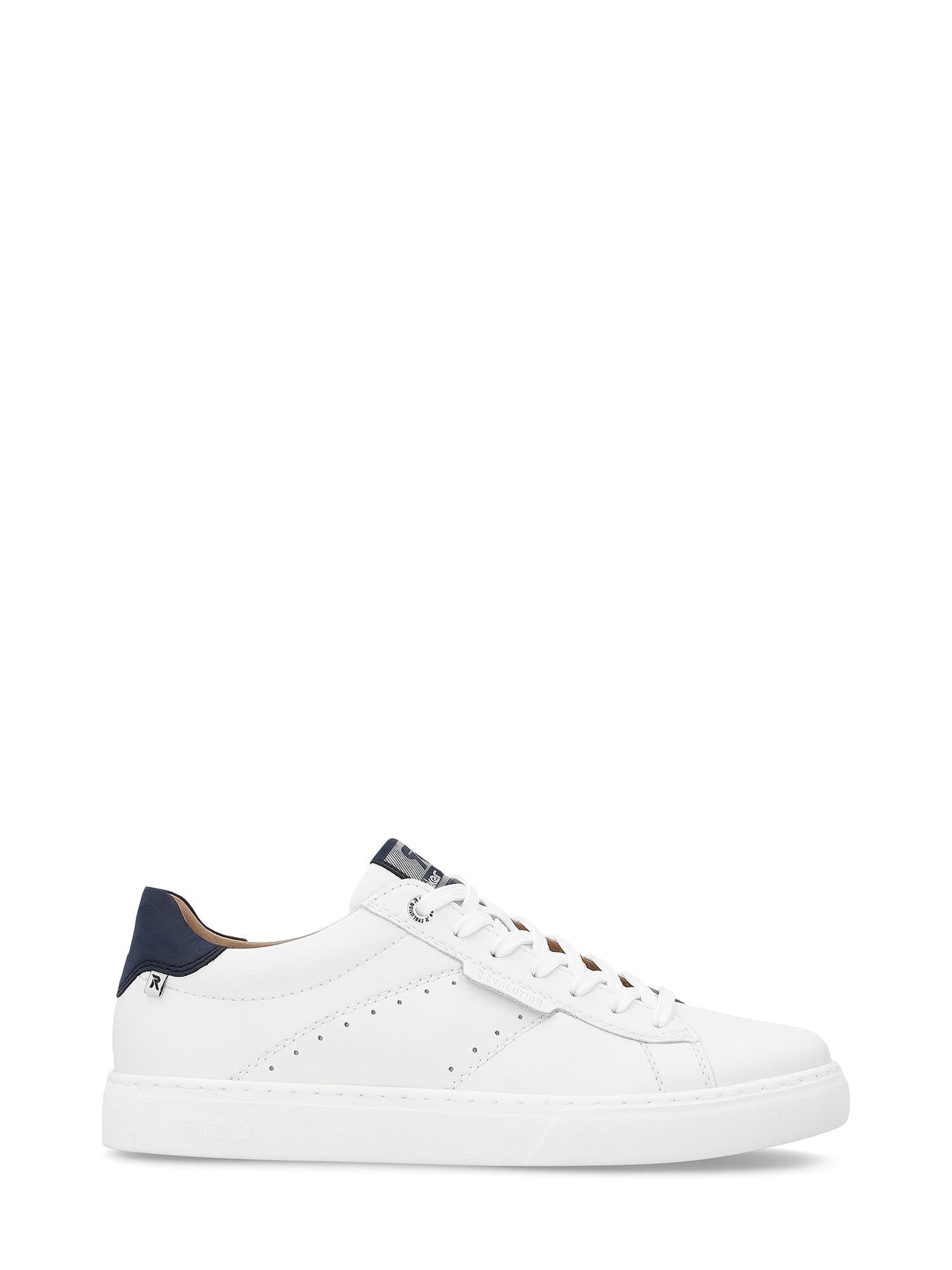 07601 Rieker-Evolution Sport & Style Leather Sneaker fra Rieker Sport har glatt, hvitt skinn, hvite lisser, perforerte detaljer, en marineblå hæl og en slitesterk TR-såle, vist mot en hvit bakgrunn.