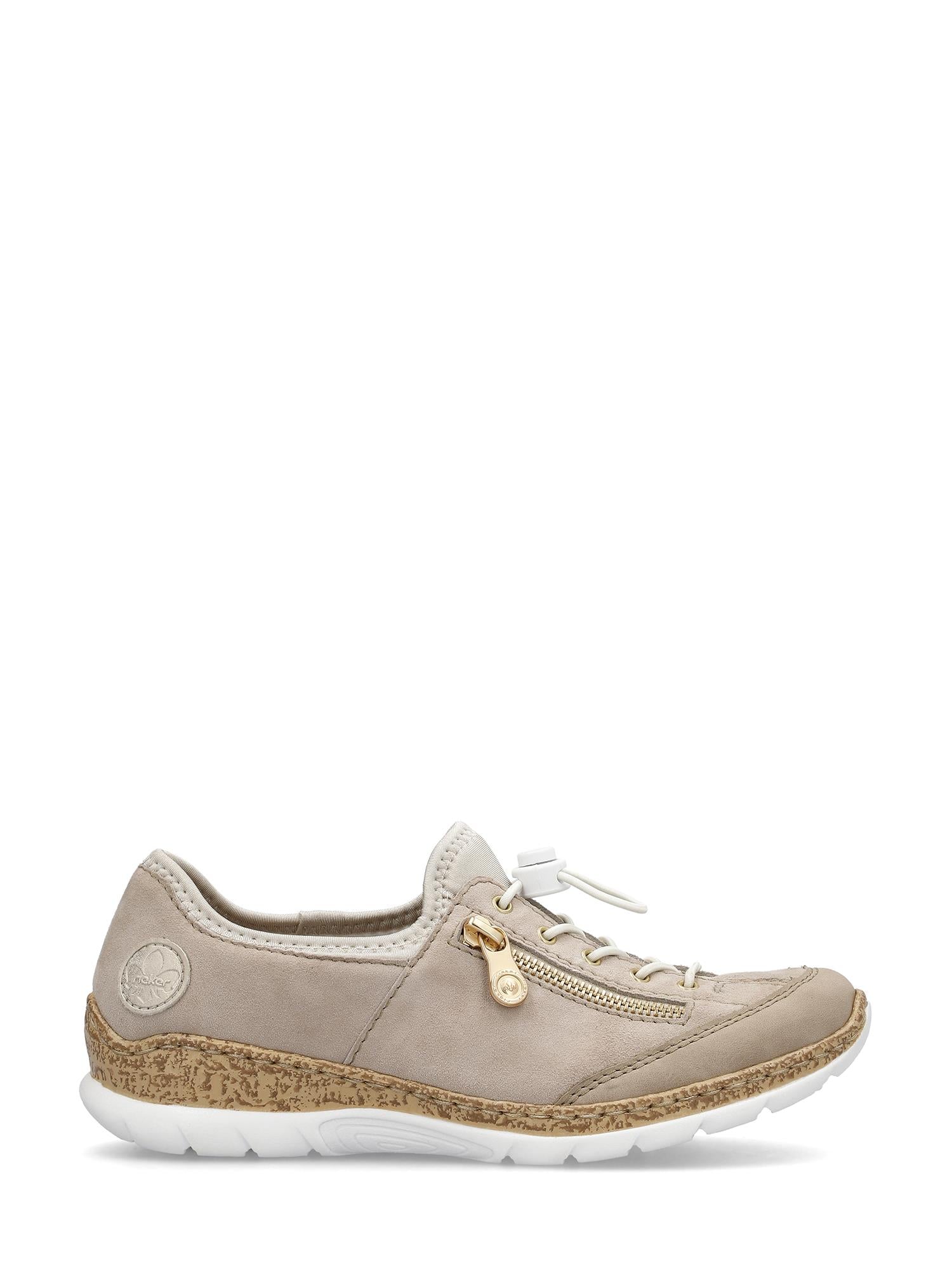 07560 Rieker Sandy Cork-sneakeren fra Rieker Comfort & Style har en beige semsket skinn-overdel, hvit såle, brun korkdetaljer, glidelås på siden, hvite elastiske lisser, hællogomerke og Antistress-teknologi for komfort.