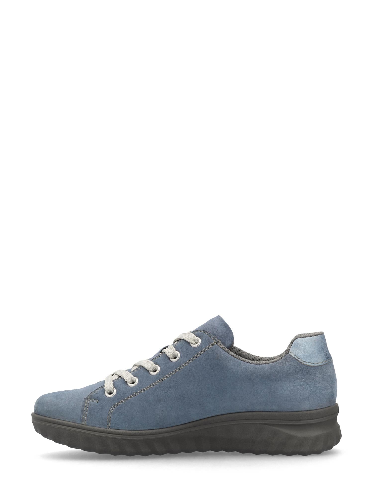 02975 Rieker AquaFlex skinnsneakers fra Rieker Comfort & Style har blått semsket skinn, hvite lisser, grå sømmer og en tykk svart gummisåle med Aquaflex antistress-teknologi, vist i venstre sideprofil mot en hvit bakgrunn.