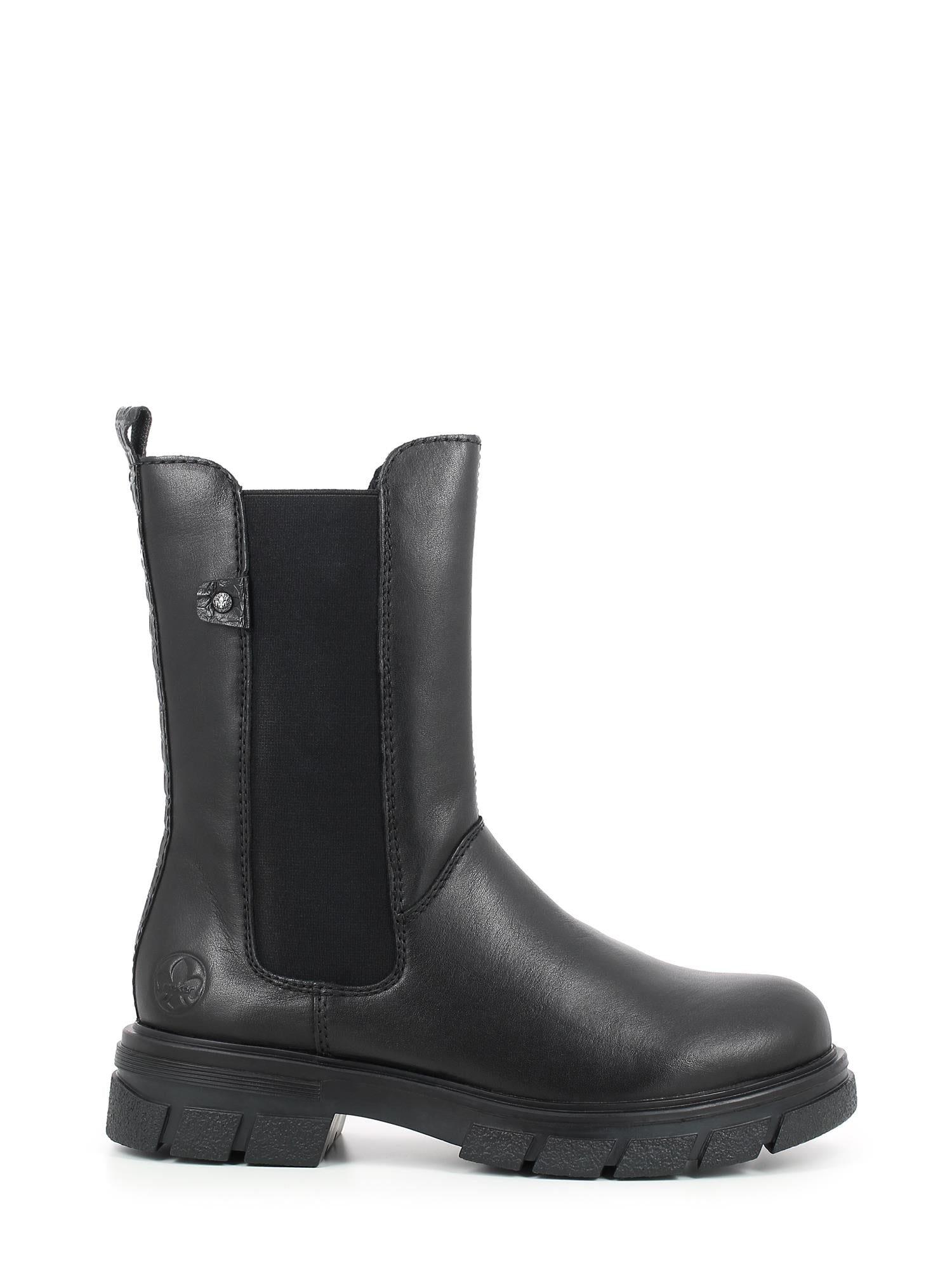 03046 Rieker Classic chelsea varmfôret vinterstøvel i skinn fra Rieker Comfort & Style har svart skinn, en tykk gummisåle, elastisk panel på siden, trekkflik og subtile sømmer - vist fra siden på en hvit bakgrunn.