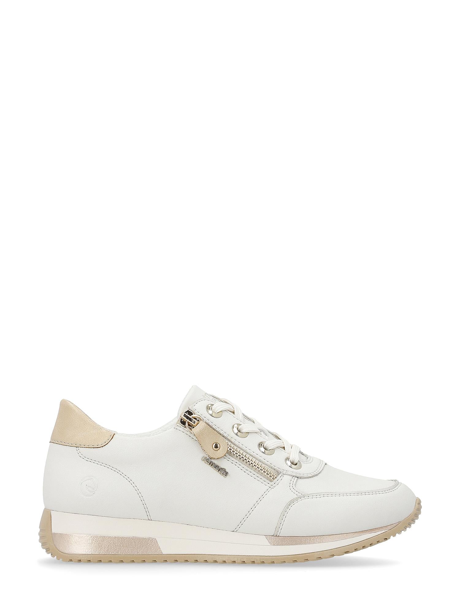 07484 Remonte Embrace Leather Sneaker har hvitt skinn, lysbeige detaljer, en teksturert såle, glidelås på siden, snøring foran og en brun hællapp. Vist i sideprofil mot en vanlig hvit bakgrunn. Merke: Remonte.
