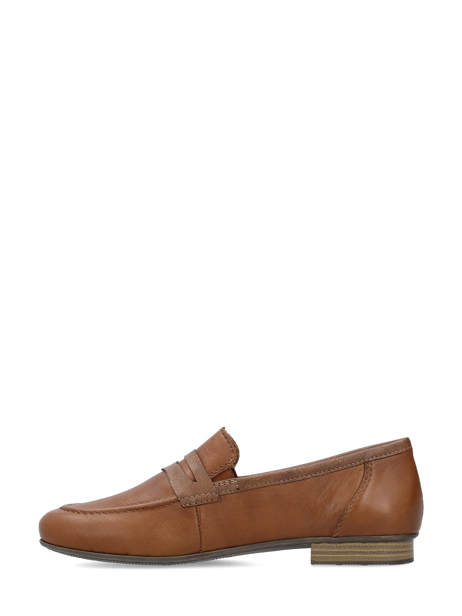 07542 Rieker Mokkasiner Skinn fra Rieker Comfort & Style er en brun skinnloafer med lav hæl, klassisk pennystropp og Antistress-teknologi for varig komfort. Vist i sideprofil mot hvit bakgrunn.