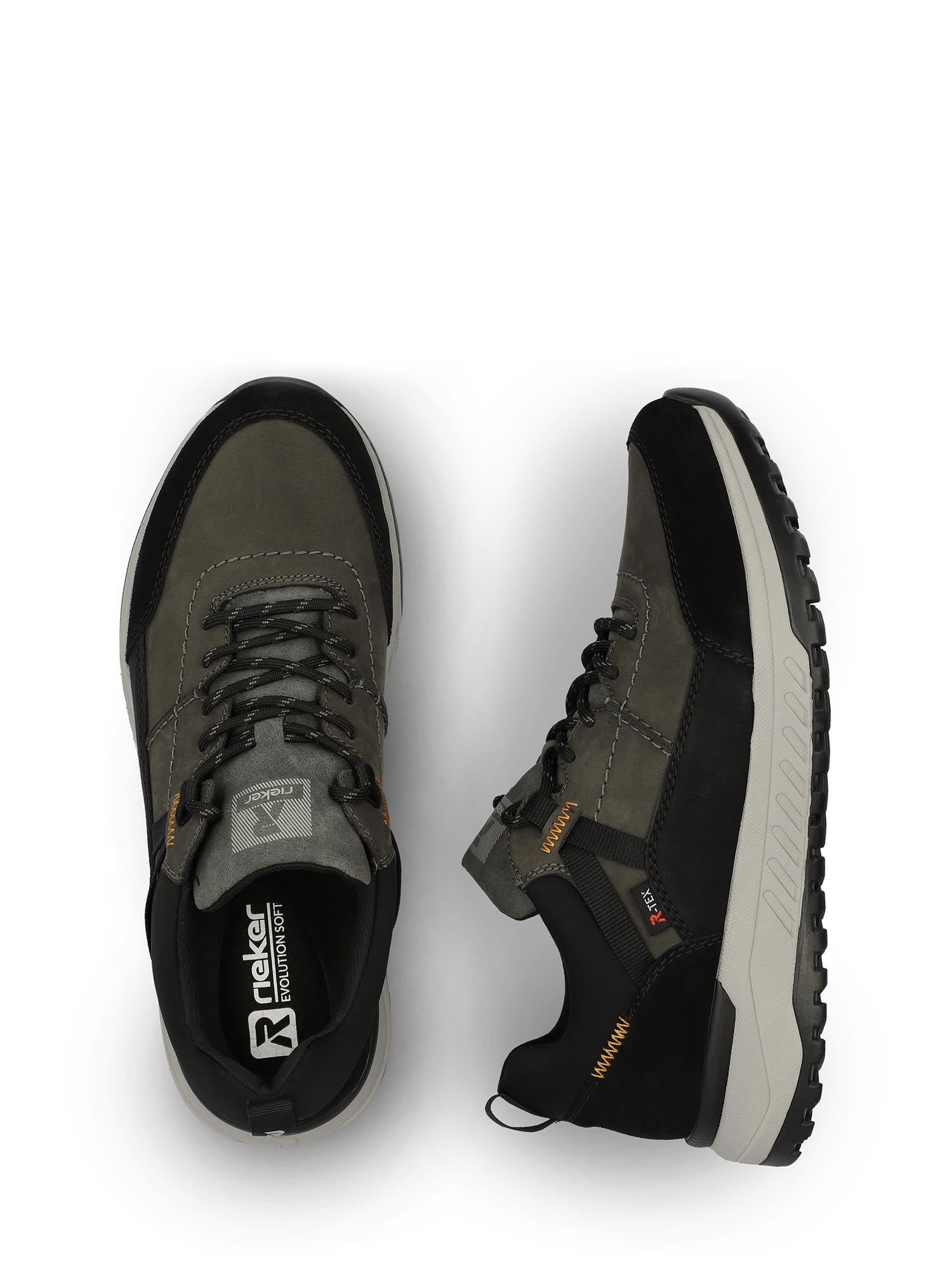 04504 Rieker-Evolution Peak Sneaker Waterproof fra Rieker Sport er vist ovenfra og fra siden i grått og svart, med hvite såler, svarte lisser, brune sømmer og polstret RevolutionSoft-komfort.