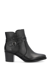 05063 Rieker Monstil ankelstøvletter fra Rieker Comfort & Style er svarte, med lav blokkhæl, rund tå, sidespennedetalj og en naglestropp på ankelen. Nyt komfort og stil med Antistress-teknologi og en elegant finish.