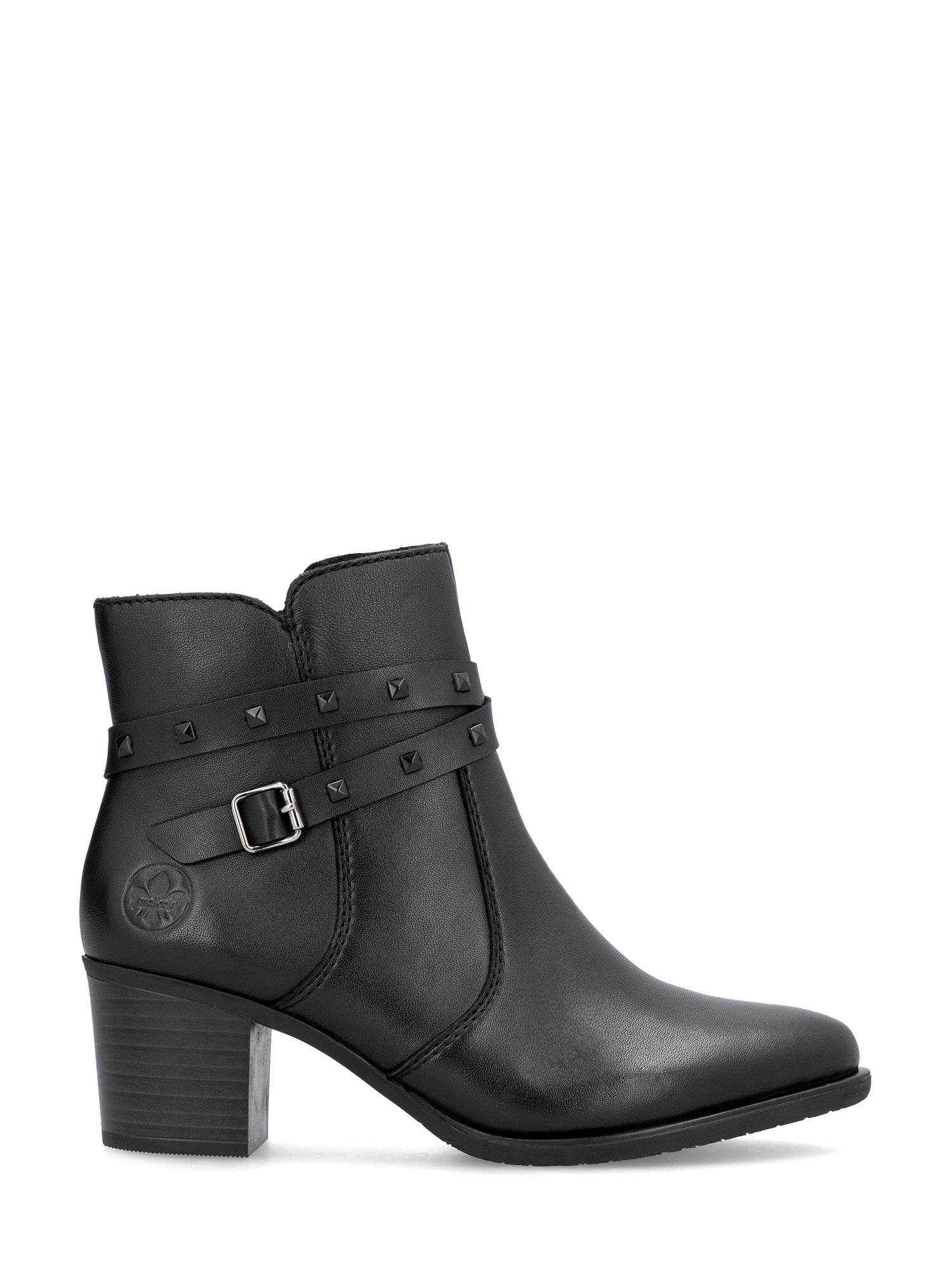 05063 Rieker Monstil ankelstøvletter fra Rieker Comfort & Style er svarte, med lav blokkhæl, rund tå, sidespennedetalj og en naglestropp på ankelen. Nyt komfort og stil med Antistress-teknologi og en elegant finish.