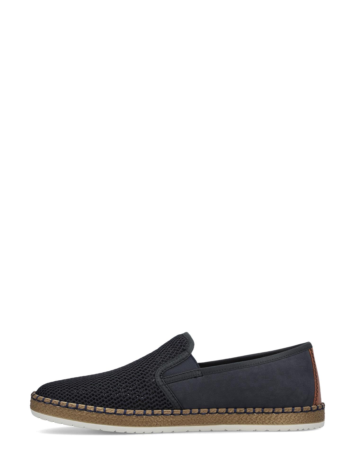 07510 Rieker Coastline Moc fra Rieker Comfort & Style er en mørkeblå slip-on sommersko med overdel i teksturert mesh, brune sømmer, lysebrun yttersåle, hælaccent og Antistress-teknologi, vist på en hvit bakgrunn.