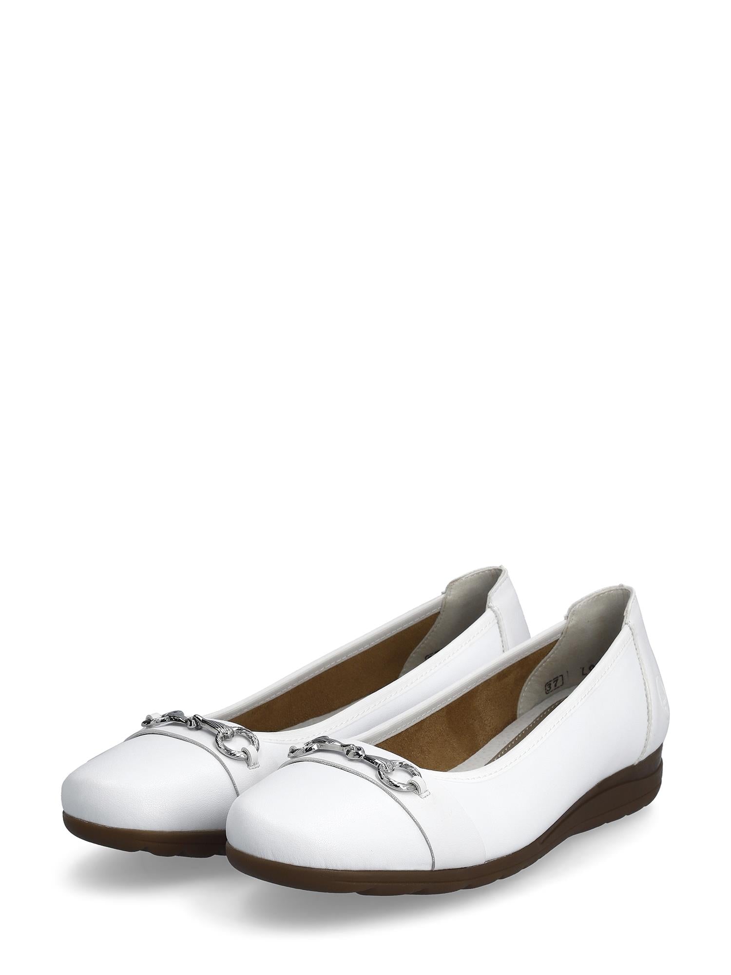 07556 Rieker Opal White Ballerina fra Rieker Comfort & Style har sølvdetaljer, brune gummisåler og en komfortabel skinnsåle, vist mot en vanlig hvit bakgrunn.