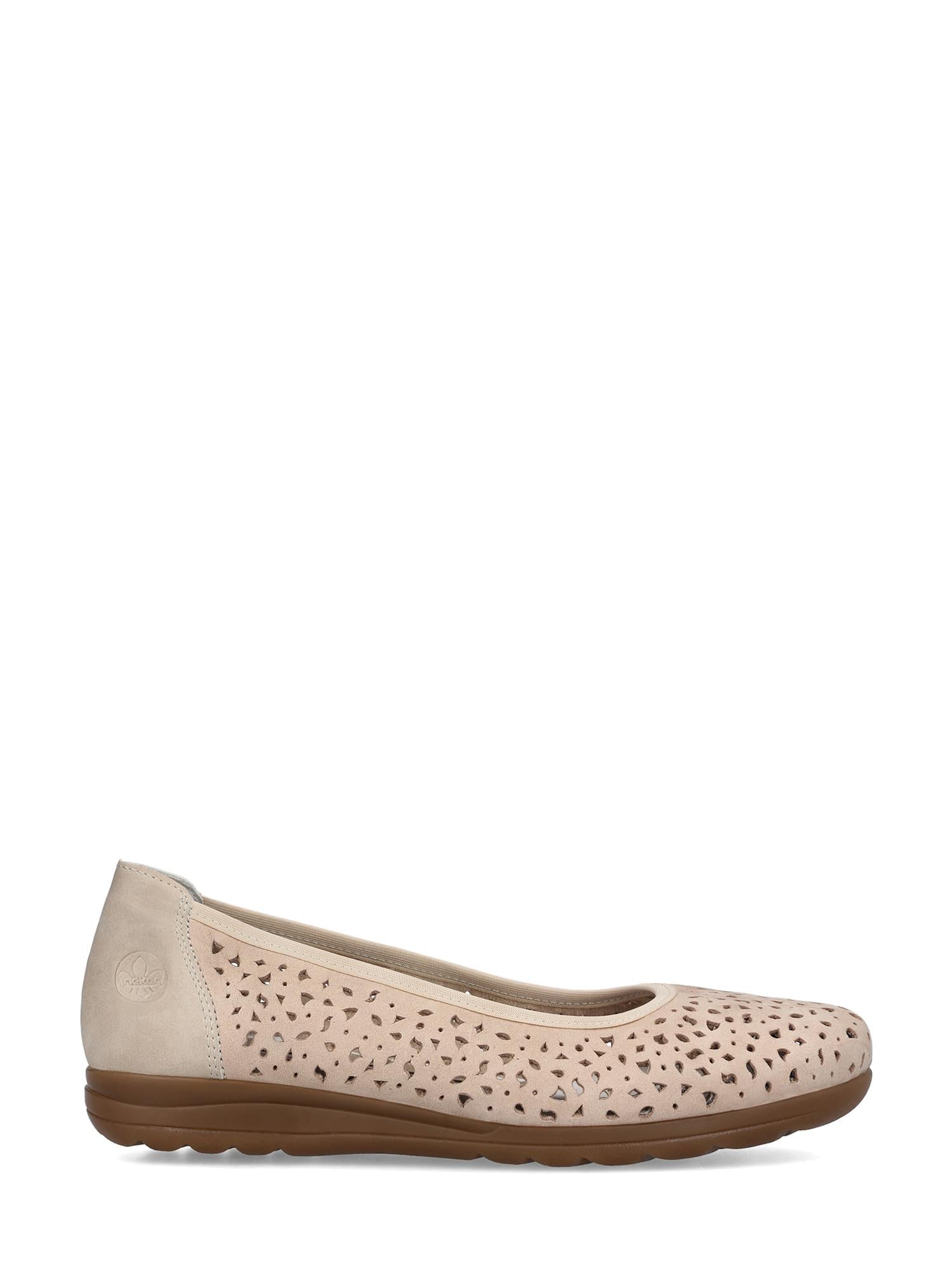 08053 Rieker Ginger Air Ballerinas fra Rieker Comfort & Style er lysbeige, flate skinnsko med en brun såle og trekantmønstrede perforeringer på siden, vist i profil mot en hvit bakgrunn.