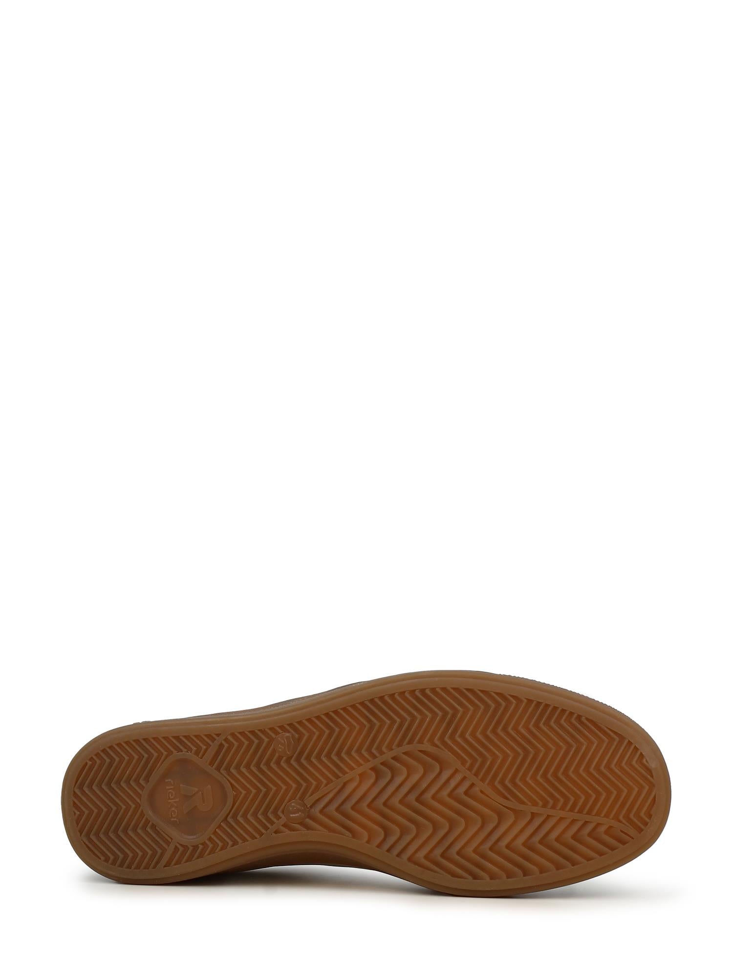 Bildet viser bunnen av 03767 Rieker San Diego Leather Sneaker Beige såle fra Rieker Comfort & Style, med fiskebensmønster og sirkelformet logo nær hælen på hvit bakgrunn.