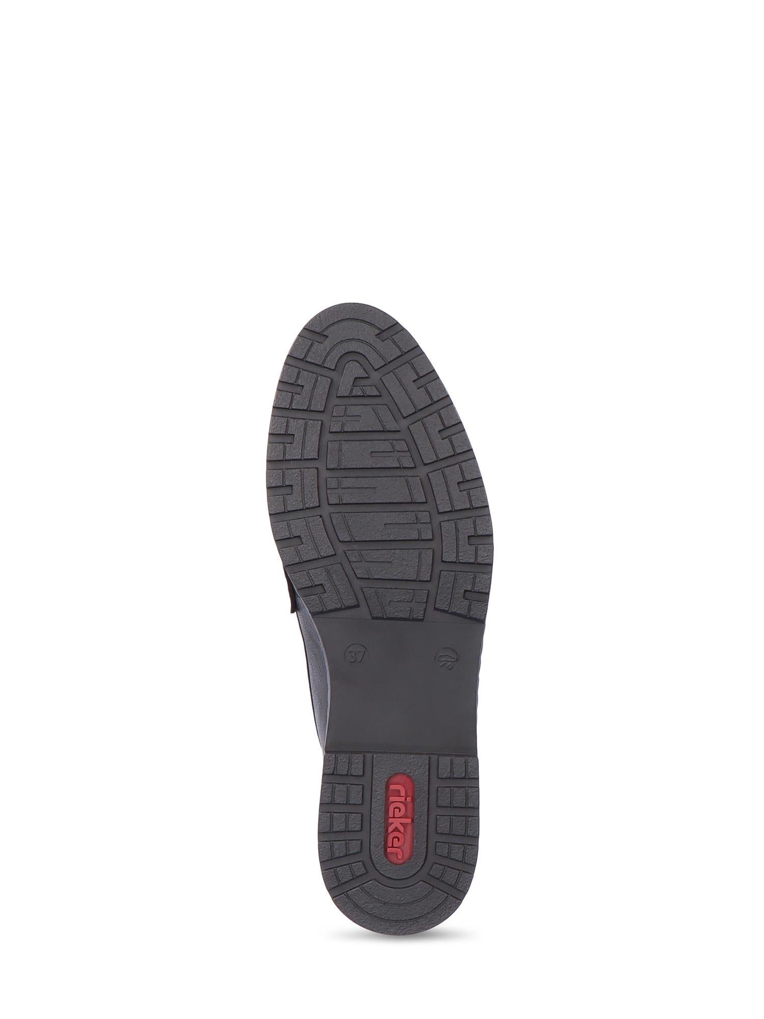 Bildet viser undersiden av 04376 Rieker Ladies Loafer Black fra Rieker Comfort & Style, med mønstret slitebane og en rød Rieker-logo nær hælen.