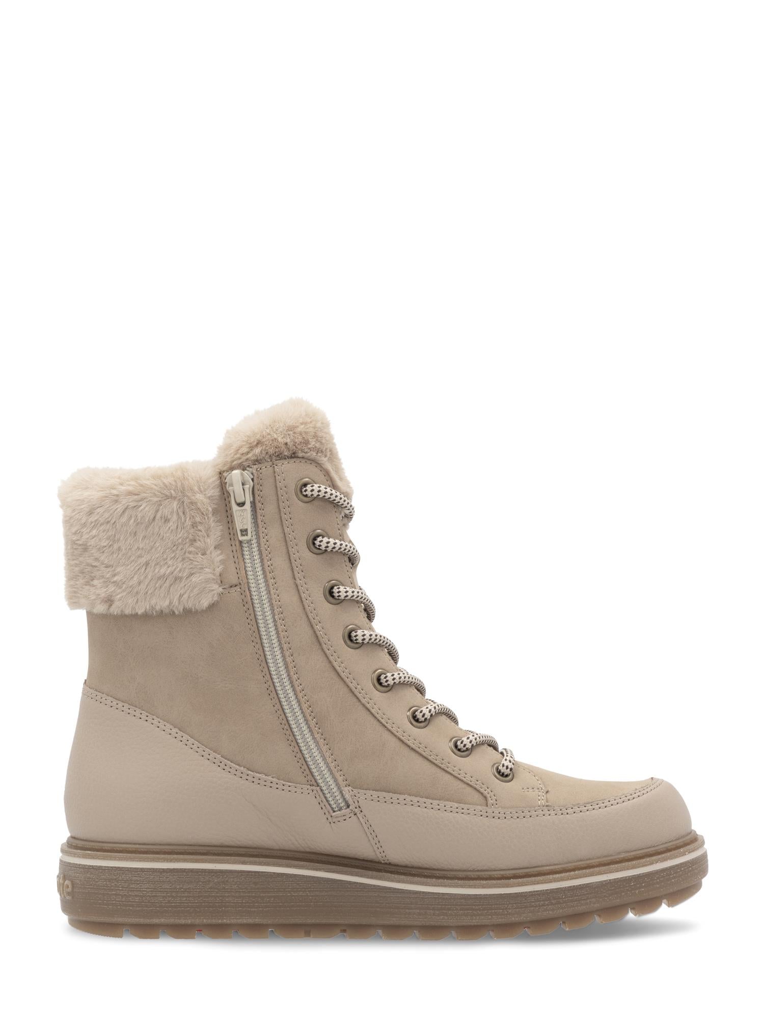 Remonte 04803 er en førsteklasses ankelstøvel i skinn i nude, med fluffy imitert pelskant, snøring foran, glidelås i siden, tykk gummisåle med pigger og varmt ullfôr - perfekt for vinterkomfort og slitestyrke.