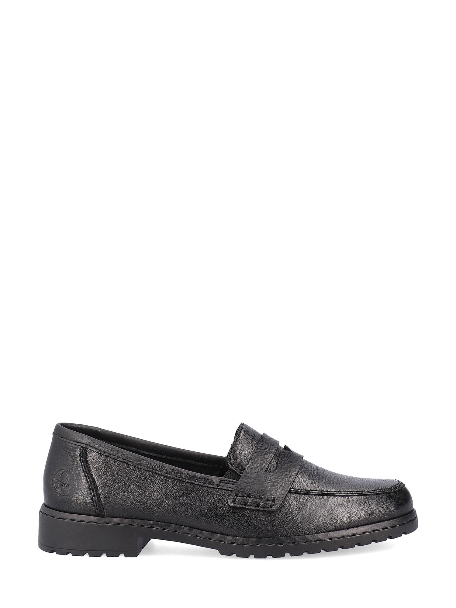 04376 Rieker Ladies Loafer Black fra Rieker Comfort & Style har svart skinn, lav hæl, synlige sømmer, dekorativ rem, teksturert såle og en subtil preget logo som gir et elegant utseende.