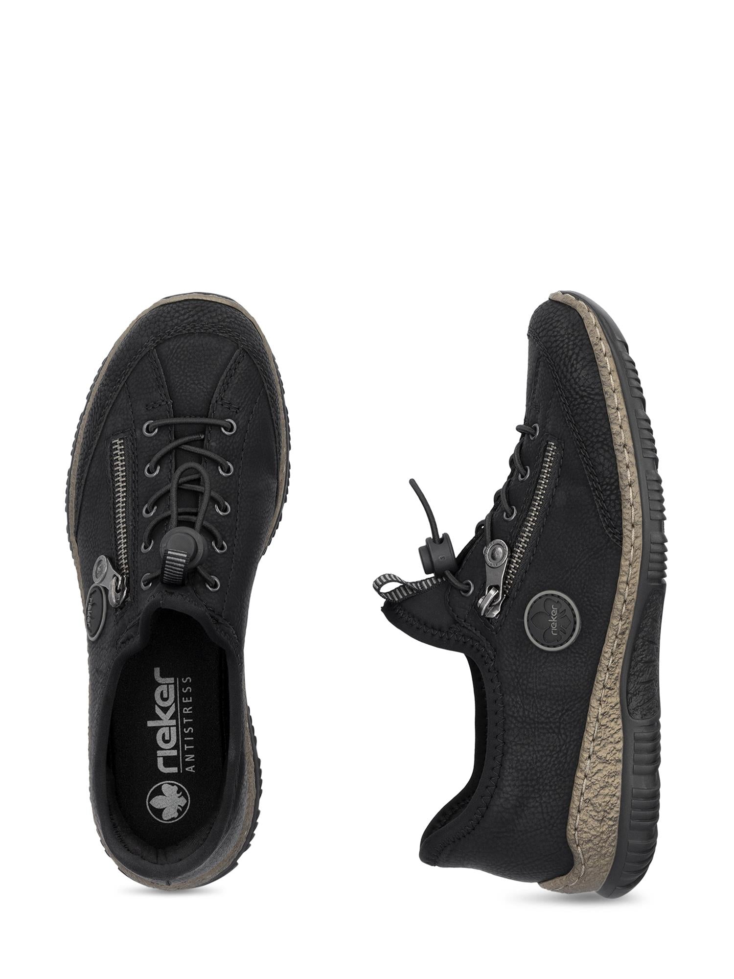 05026 Rieker Black Corc Sneaker fra Rieker Comfort & Style har teksturerte såler, dekorative glidelåser, snøring foran, logopatcher på siden og Antistress-teknologi med en innersåle av minneskum for økt komfort.