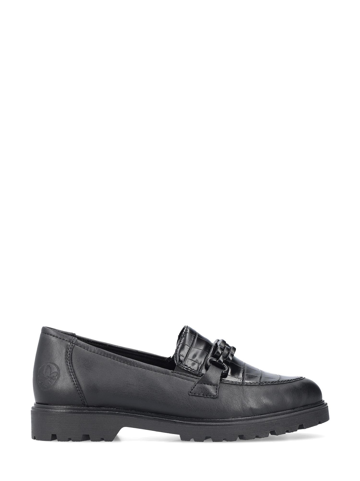 04737 Rieker Palma Leather Loafer fra Rieker Comfort & Style er en svart dameloafer i skinn med lave, kraftige, sklisikre såler og en dekorativ sidespenne, vist i profil mot en hvit bakgrunn.