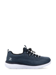 Rieker Sport 03226 FlexLite Sneakers Navy har en hvit såle, svarte detaljer, meshstoff, elastisk snøresystem, ultralett komfort, liten R-logo ved hælen og trekkfliker på tungen og hælen.