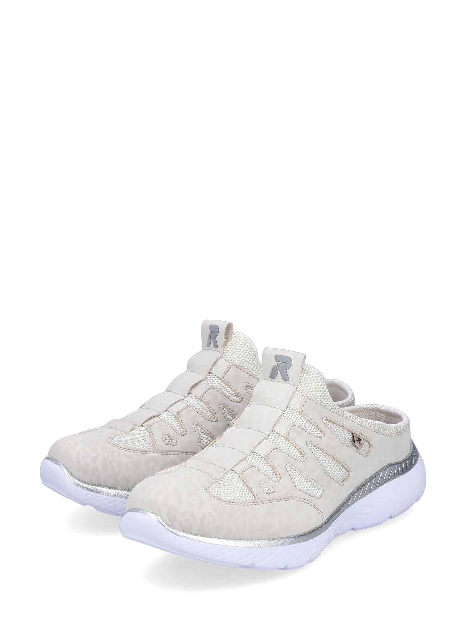 03242 Rieker Leopard Slip-in Beige fra Rieker Sport er komfortable, ryggløse joggesko med hvit såle, lysegrå detaljer, et subtilt mønster og en trekkflik - en blanding av stilig komfort og uanstrengt stil.