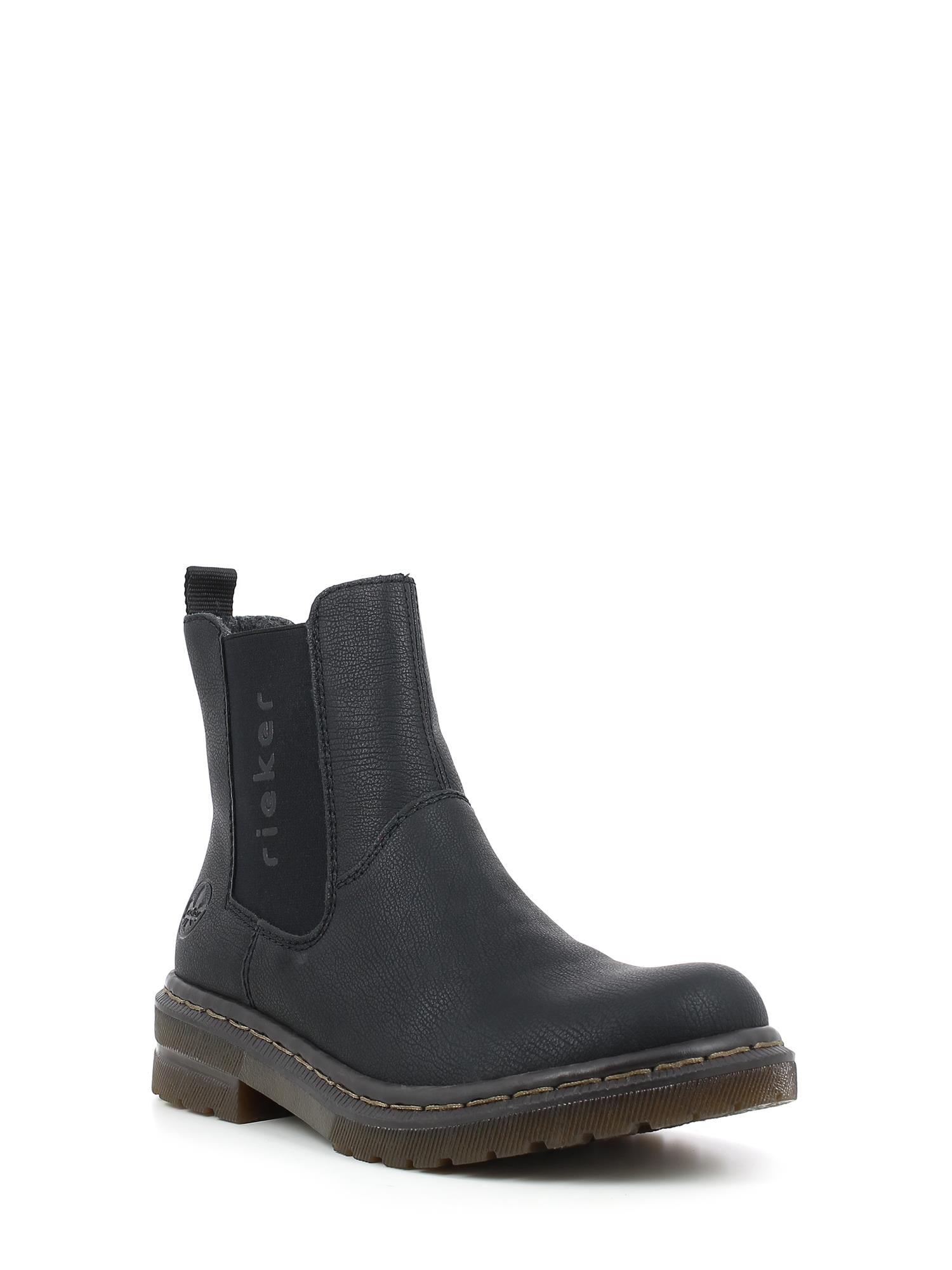 04535 Rieker Logo Chelsea Varmfóret fra Rieker Comfort & Style er en svart skinnstøvel med elastiske sidepaneler, trekkflik, brun teksturert såle og sidebranding - komfortable støvler vist mot en hvit bakgrunn.