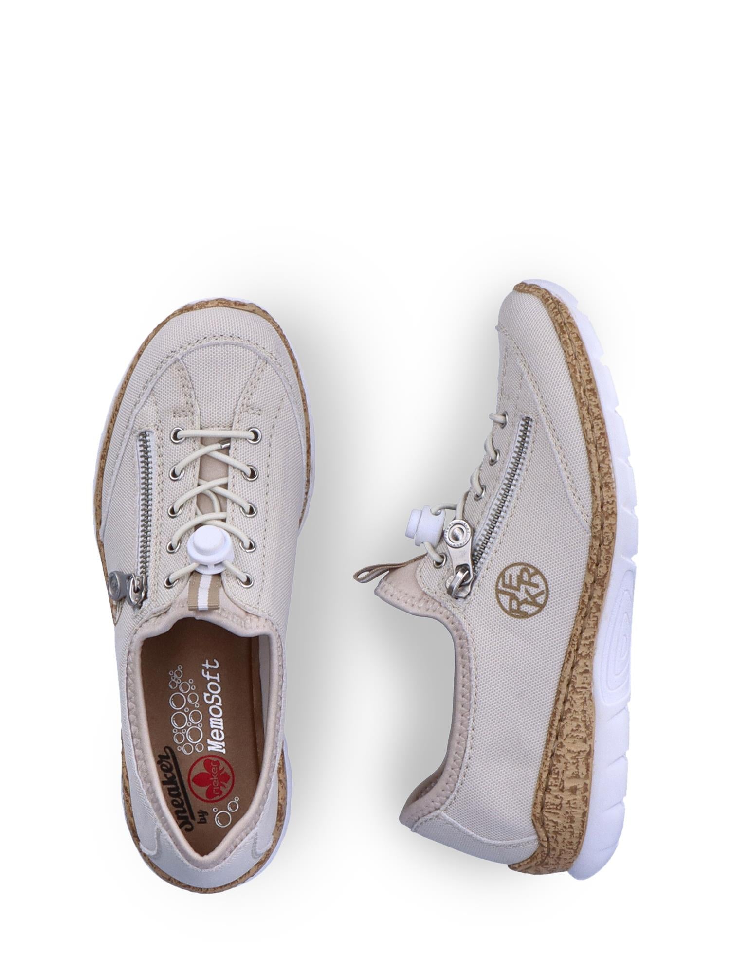 06802 Rieker Summer Days Sneaker Beige fra Rieker Comfort & Style har beige lerret, hvite såler, glidelåser på siden, lisser, en sirkulær ytterlogo og memory-soft såler for ekstra komfort. Den ene skoen er vist ovenfor, den andre fra siden.