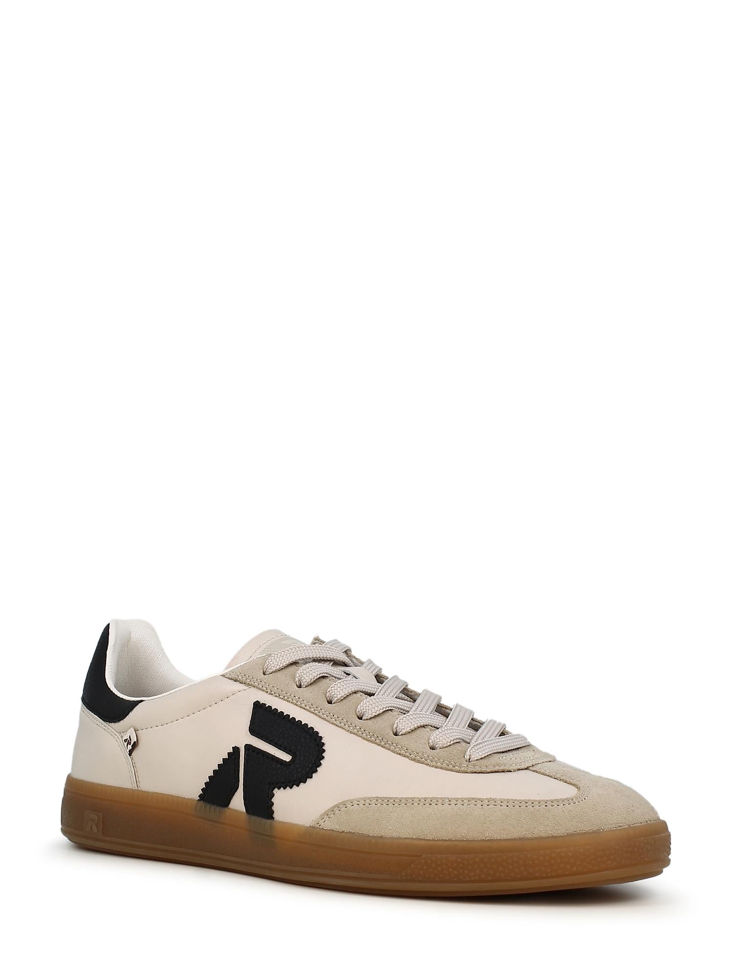 03767 Rieker San Diego Leather Sneaker Beige fra Rieker Comfort & Style har en beige og beigefarget overdel med svart R-detalj, offwhite lisser, en lysebrun gummisåle og svart hælaccent, vist på en hvit bakgrunn.