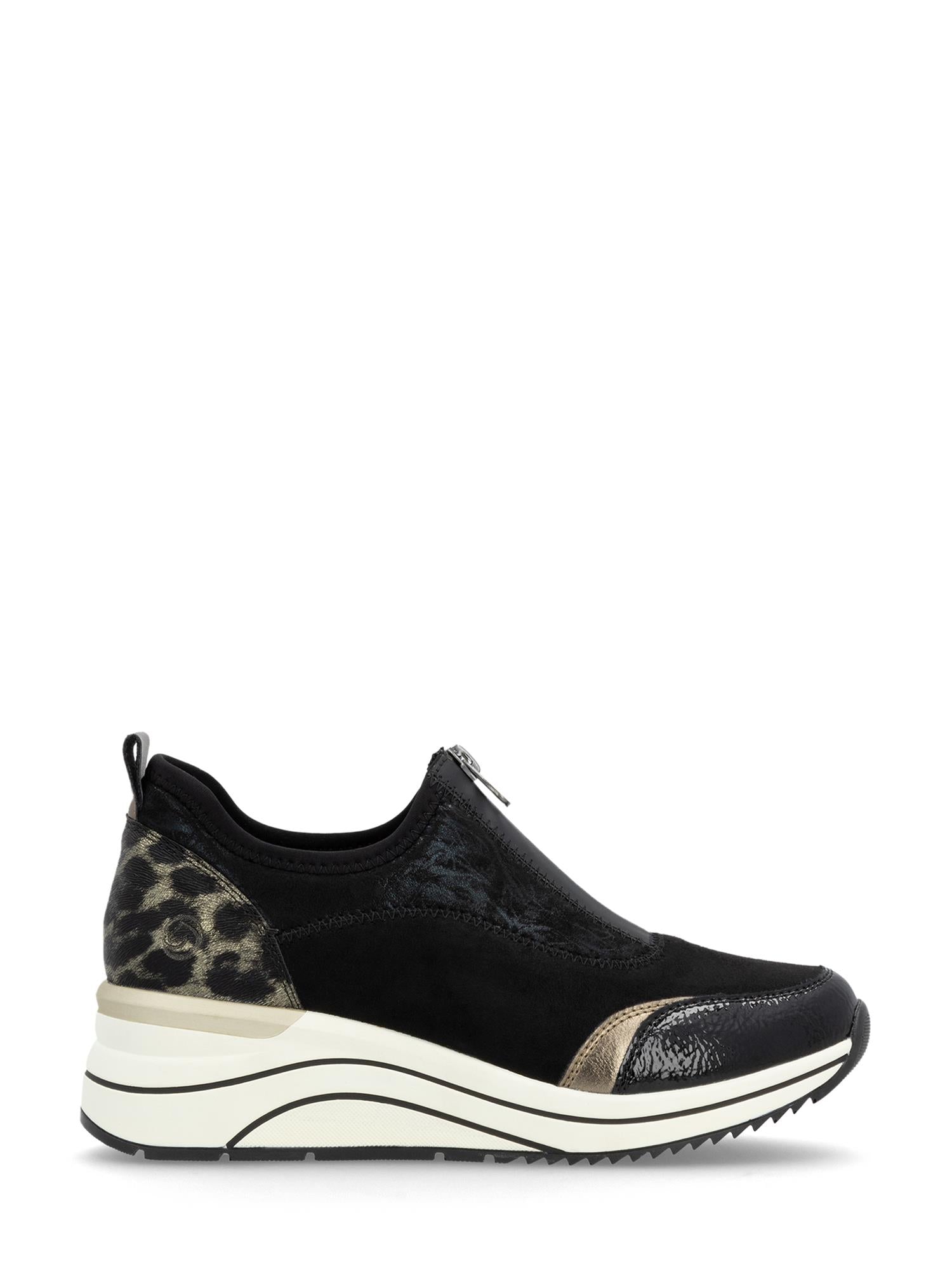04959 Remonte Lite'n Soft Leopard fra Remonte er en svart slip-on-sneaker med hvit platåsåle, metalliske detaljer og et diskret leopardtrykk. Den har en lav profil, glidelåslukking og tilbyr signaturkomfort med en trendy stil.