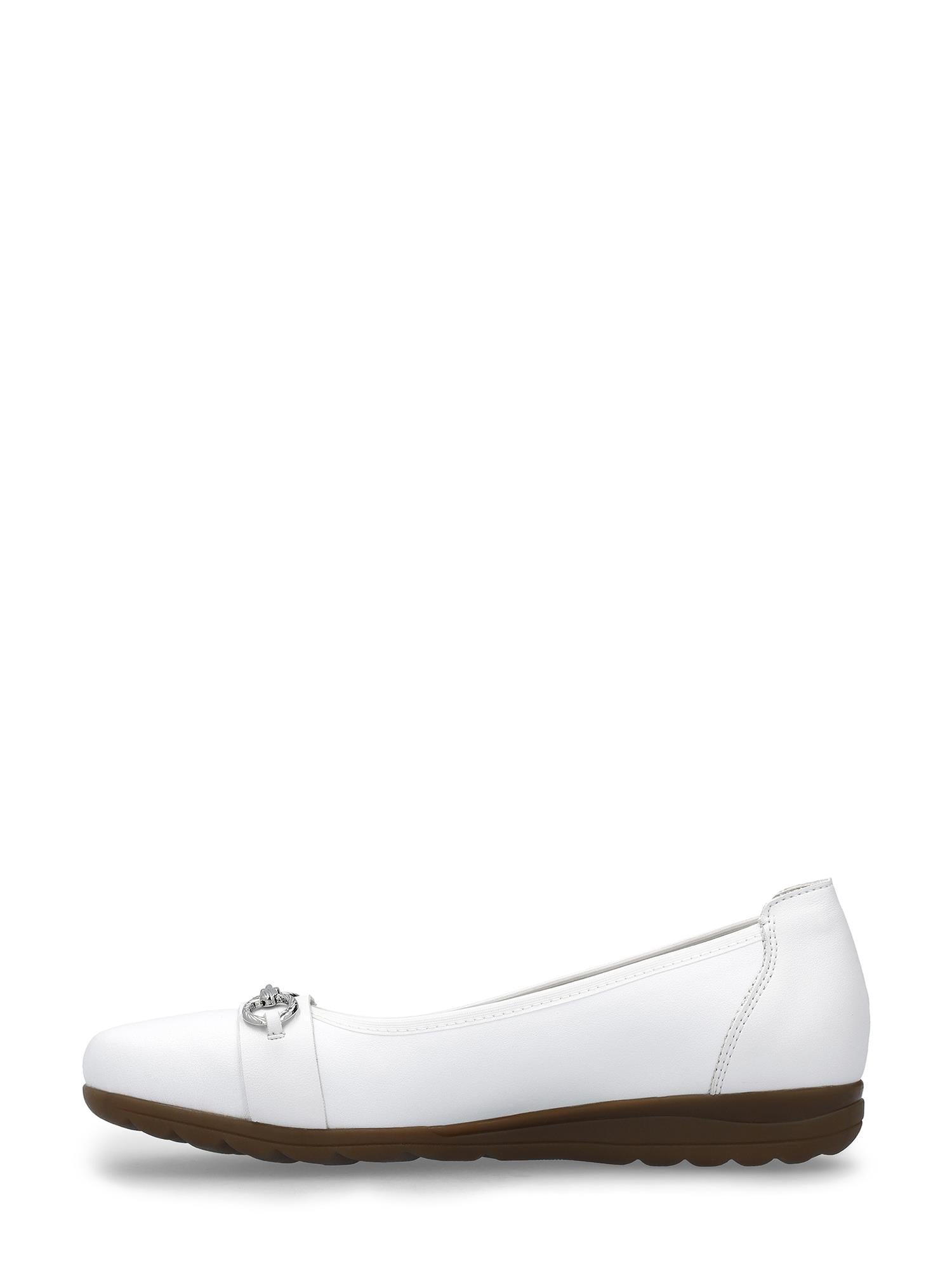 07556 Rieker Opal White Ballerina fra Rieker Comfort & Style har hvitt skinn, en brun gummisåle, et metallisk emblem foran og antistress-teknologi, vist på en vanlig hvit bakgrunn.