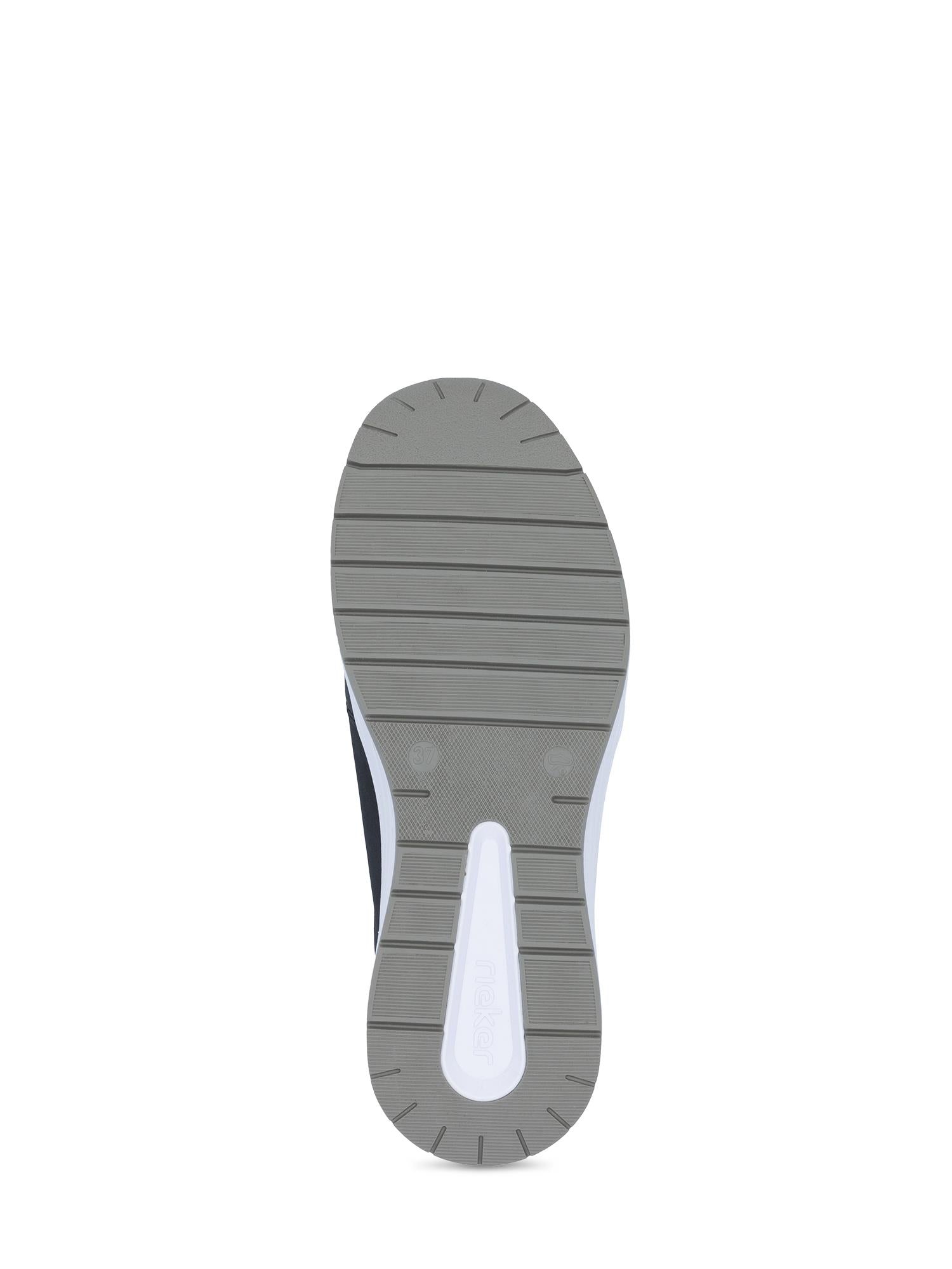 Sålen på en enkelt blå joggesko, sett nedenfra med en grå gummioverflate, horisontale riller og en hvit midtseksjon, viser frem den karakteristiske komforten til 03285 Rieker Comfort Glide fra Rieker Comfort & Style.