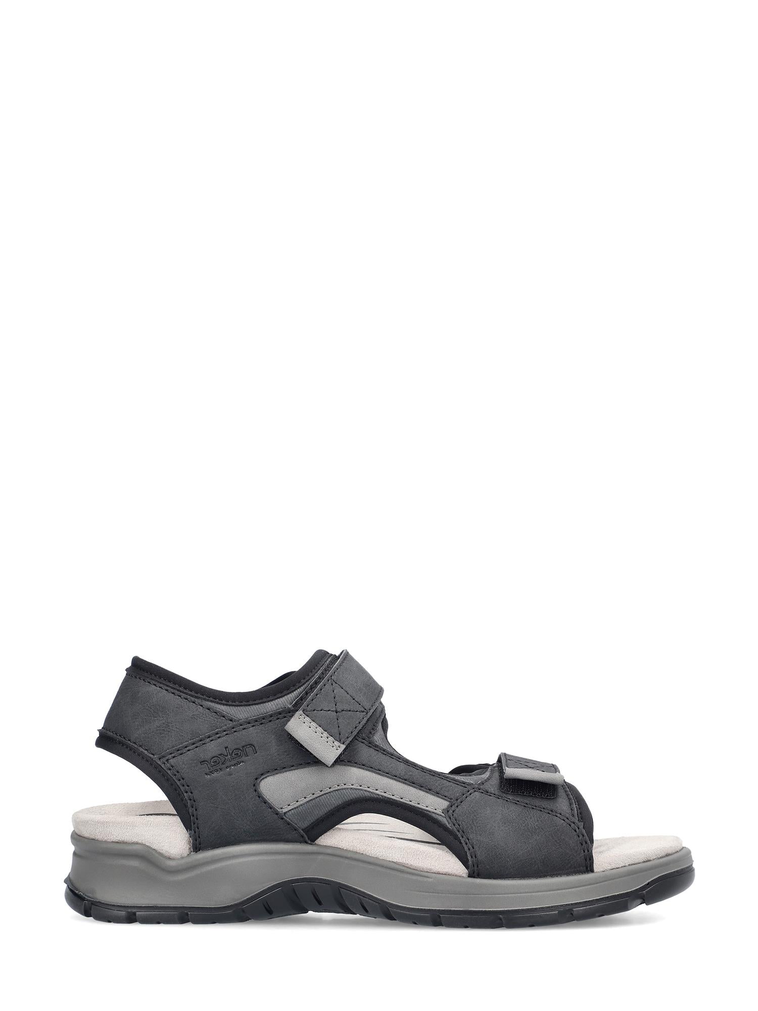 02944 Rieker Moven Svart Herresandal fra Rieker Comfort & Style: Komfortabel herresandal i slitesterkt kunstskinn med justerbare stropper, polstret såle og robust yttersåle. Vist fra siden mot hvit bakgrunn.