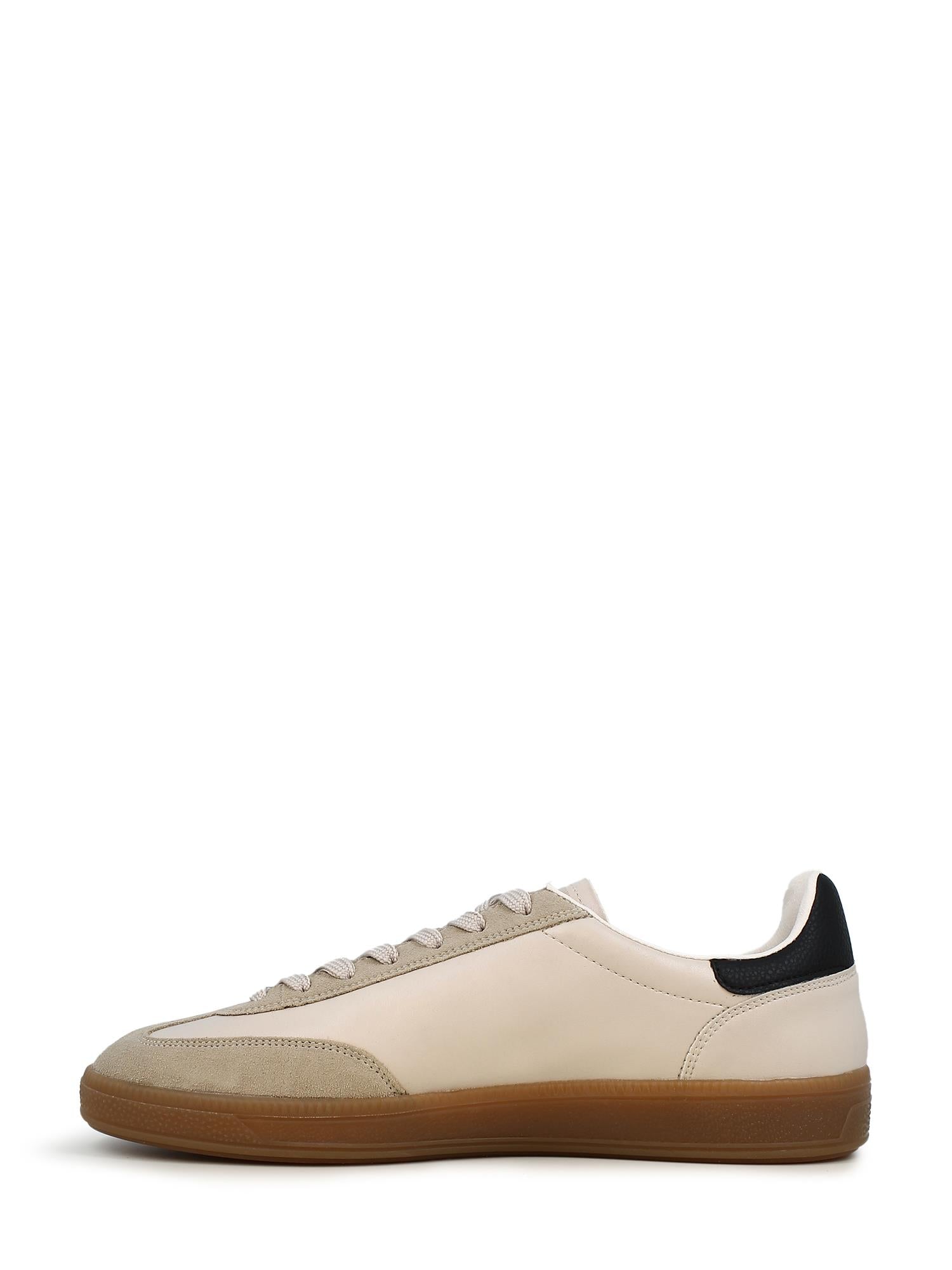 03767 Rieker San Diego Leather Sneaker Beige fra Rieker Comfort & Style har en overdel i hvitt og beige, detaljer i semsket skinn, beige snørebånd, gummisåle og svart hælflik - vist i profil mot en hvit bakgrunn. Ideell som komfortsko til daglig bruk.