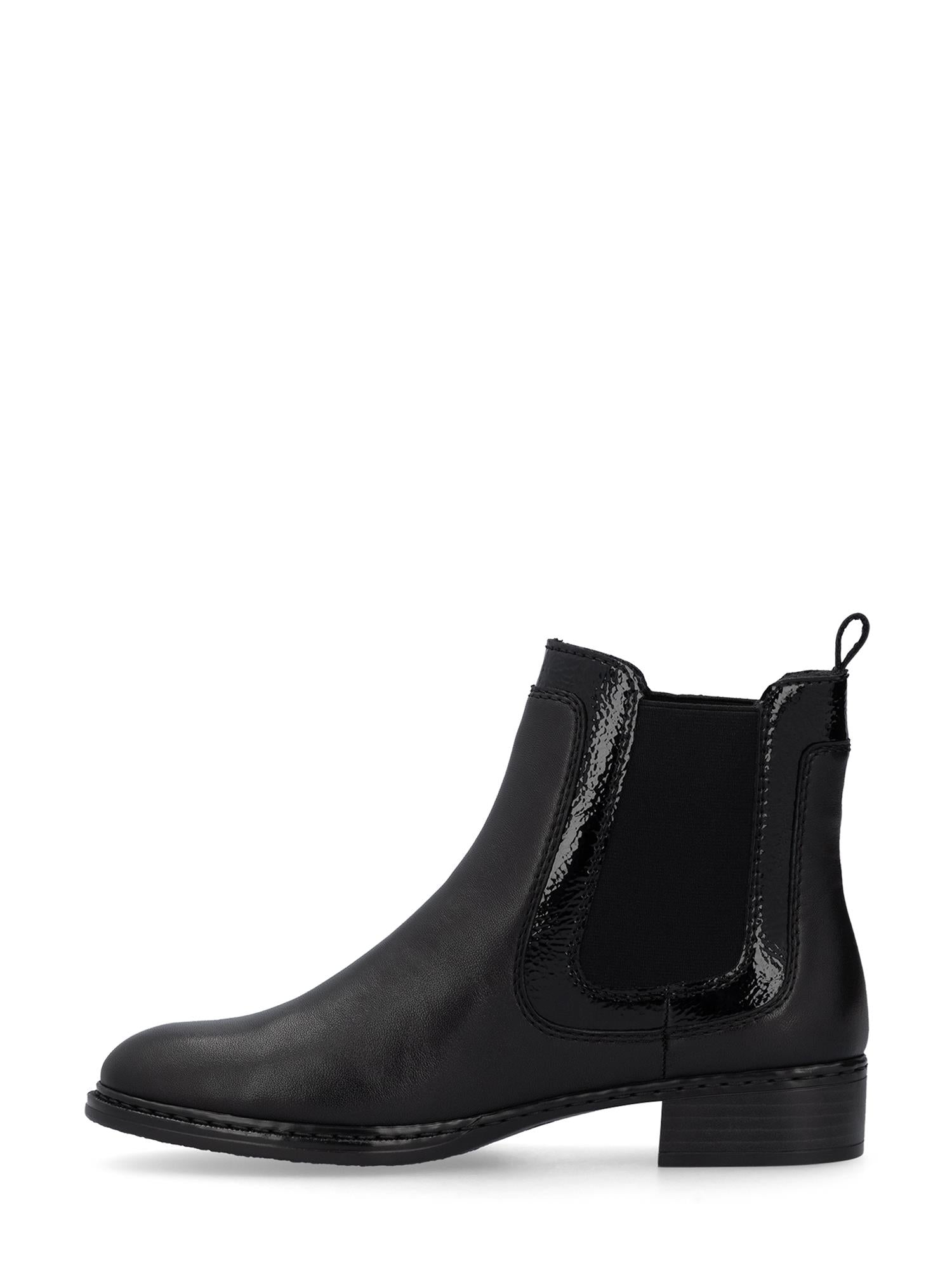 04865 Rieker Elastic Leather Boot fra Rieker Comfort & Style har en overdel i svart skinn med matt og skinnende tekstur, elastiske sidepaneler, en lav blokkhæl og en trekkflik på baksiden for enkel bruk.