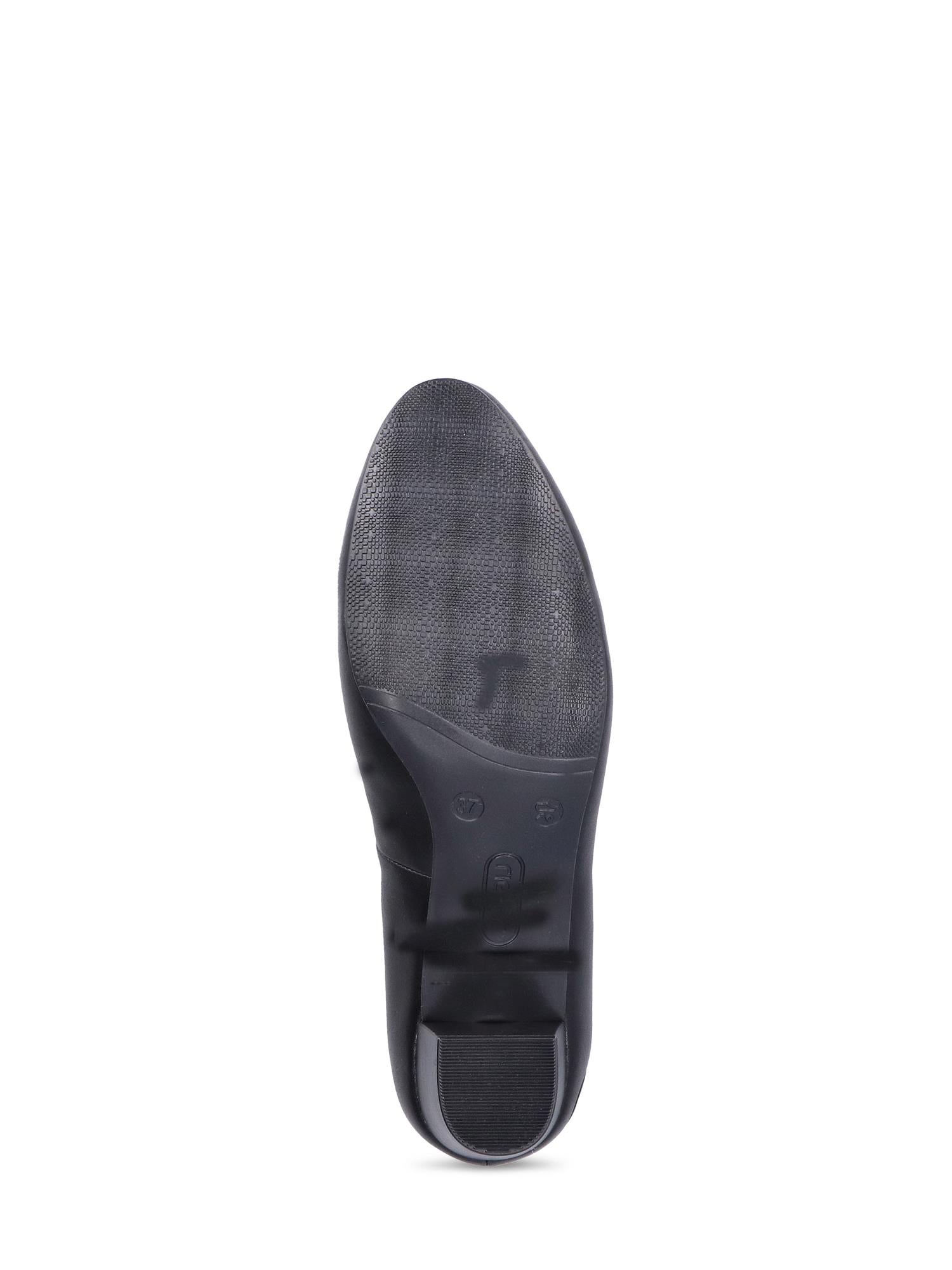 Bildet viser en svart 04278 Rieker Liana Pump fra Rieker Comfort & Style sett nedenfra, med teksturert såle og hæl mot en hvit bakgrunn - og viser at disse elegante pumpsene er komfortable sko til enhver anledning.