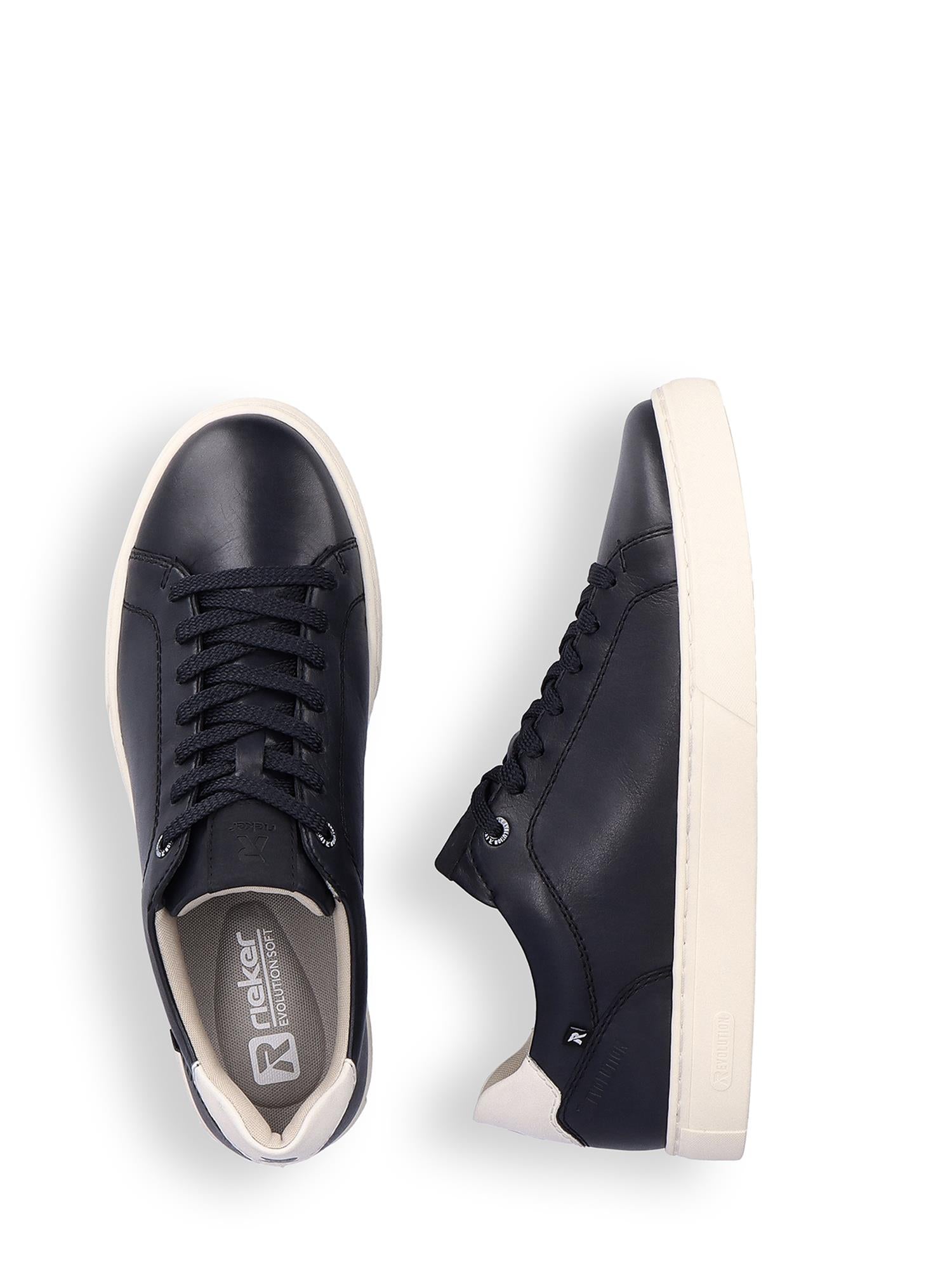 Et par Rieker Sport 04510 Rieker-Evolution Nautic Sneakers i svart skinn med hvit såle. Den ene skoen viser lissene og innersålen i memory foam, mens den andre viser sålen og den slanke profilen.