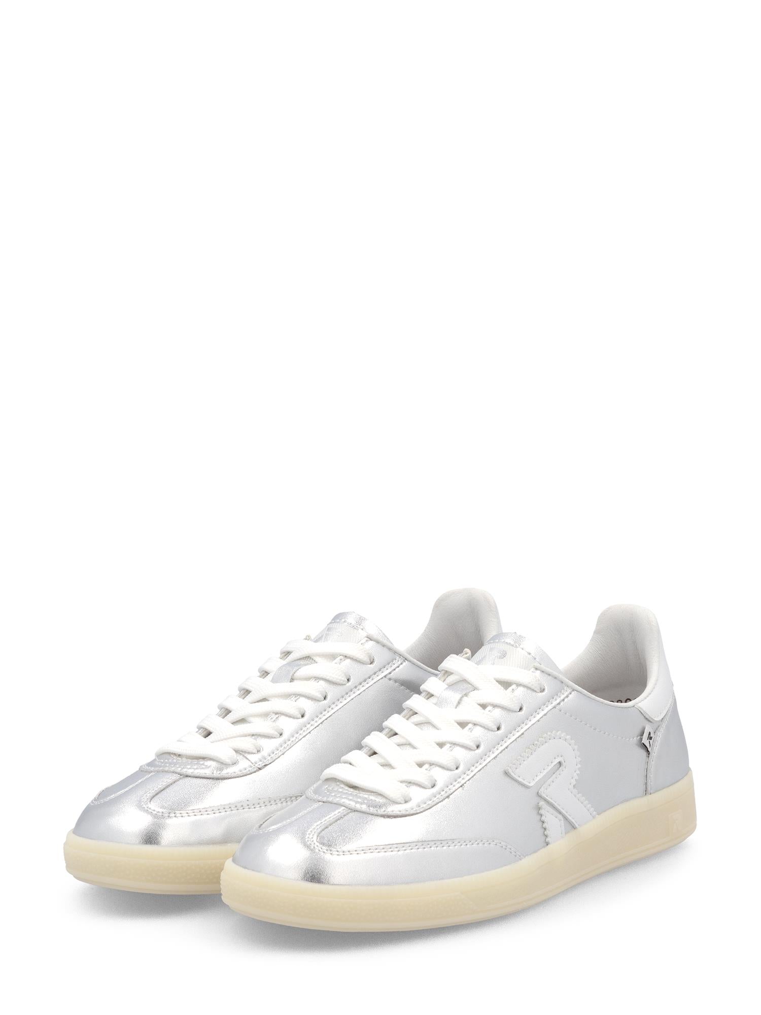 Rieker Sport 03524 San Diego Leather Sneaker i sølv har hvite lisser og off-white gummisåler, vist mot en vanlig hvit bakgrunn.