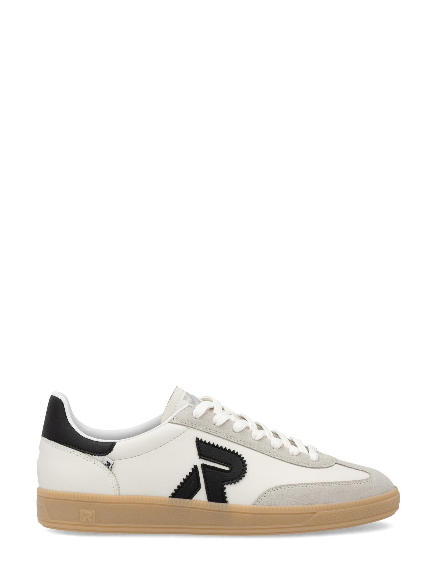 03337 Rieker San Diego Leather Sneaker White fra Rieker Sport har et hvitt design med lav topp, beige såle, svart hælpatch, grått tåpanel, stor svart R på siden, hvite lisser, synlige sømmer og komfortable sko for komfort.
