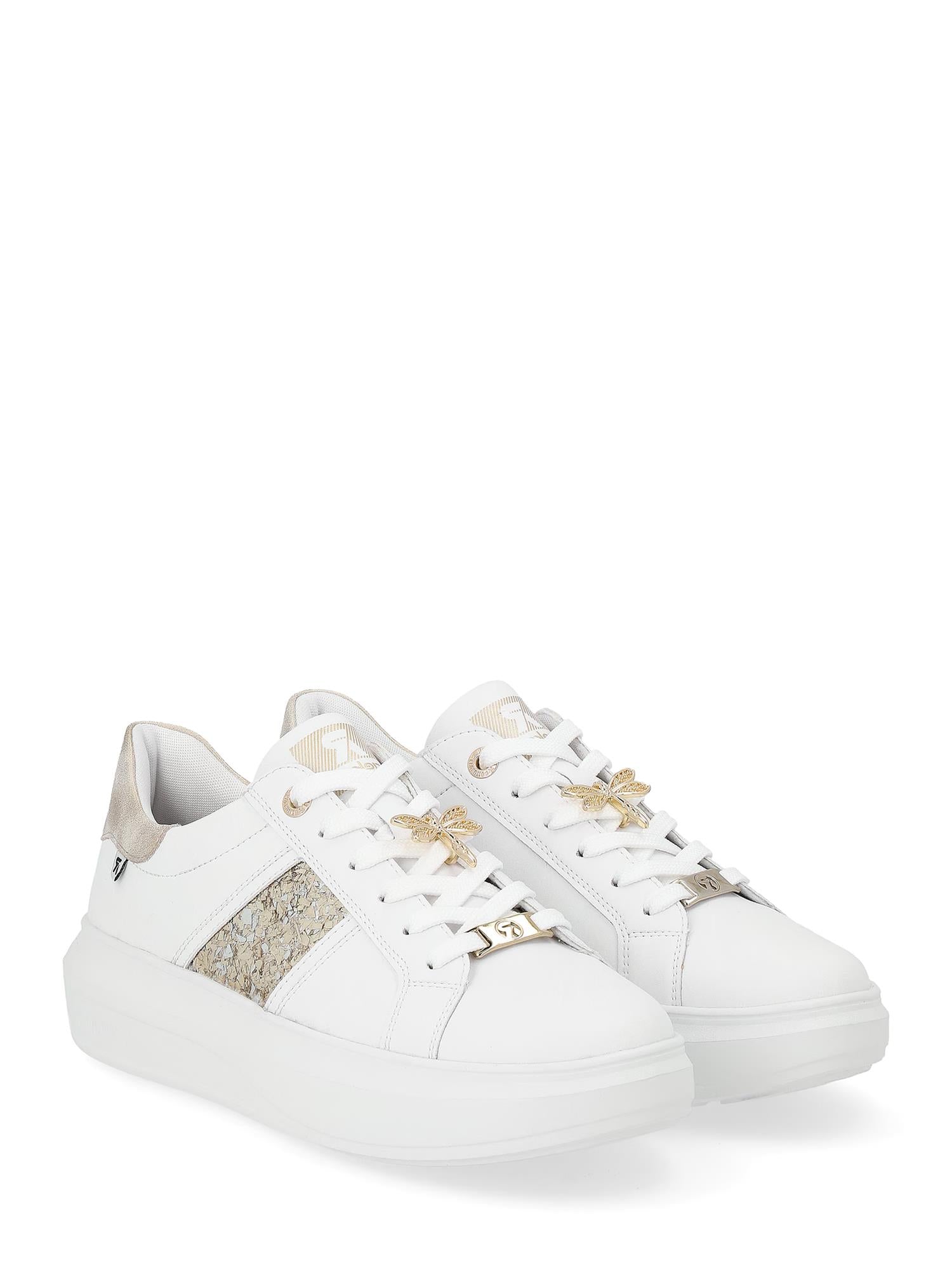 07609 Rieker Dragonfly Leather Sneaker fra Rieker Sport er en hvit joggesko med beige og gullfargede detaljer, glatt skinn-teksturert sidepanel, stjerneformet blondedekor, tykke hvite såler og en metallisk logo på lissene.