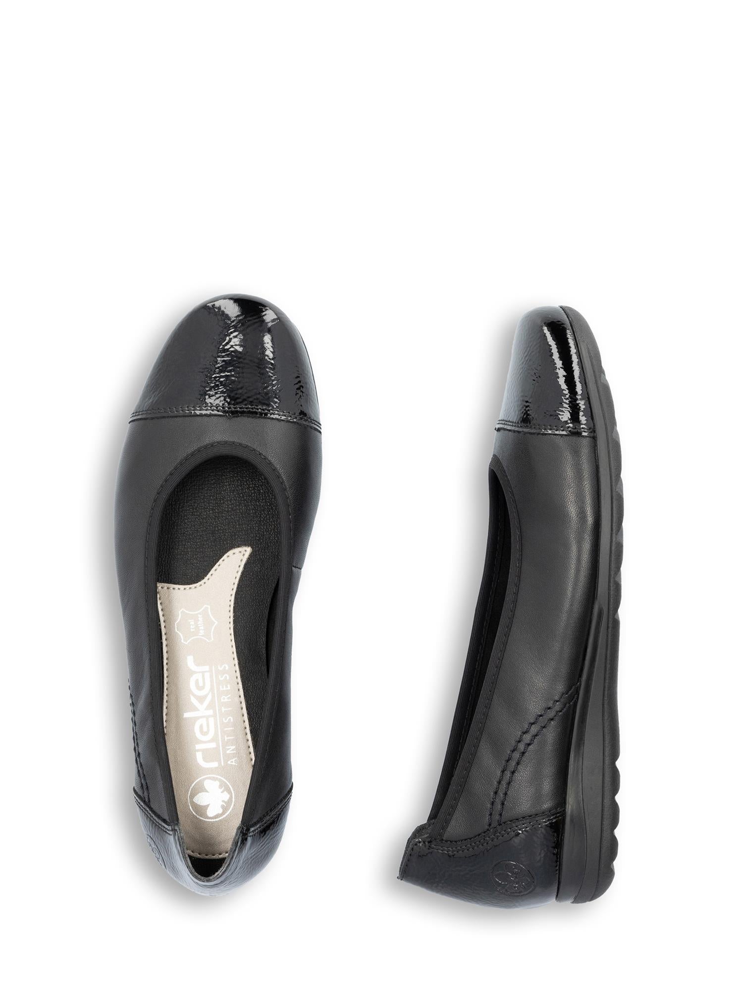 Et par svarte 05032 Rieker Leather Soft Ballerina ballerinaer fra Rieker Comfort & Style, med tåkapper i blankt lakkskinn og beige innersåle med logo, viser det elegante komfort damesko designet.