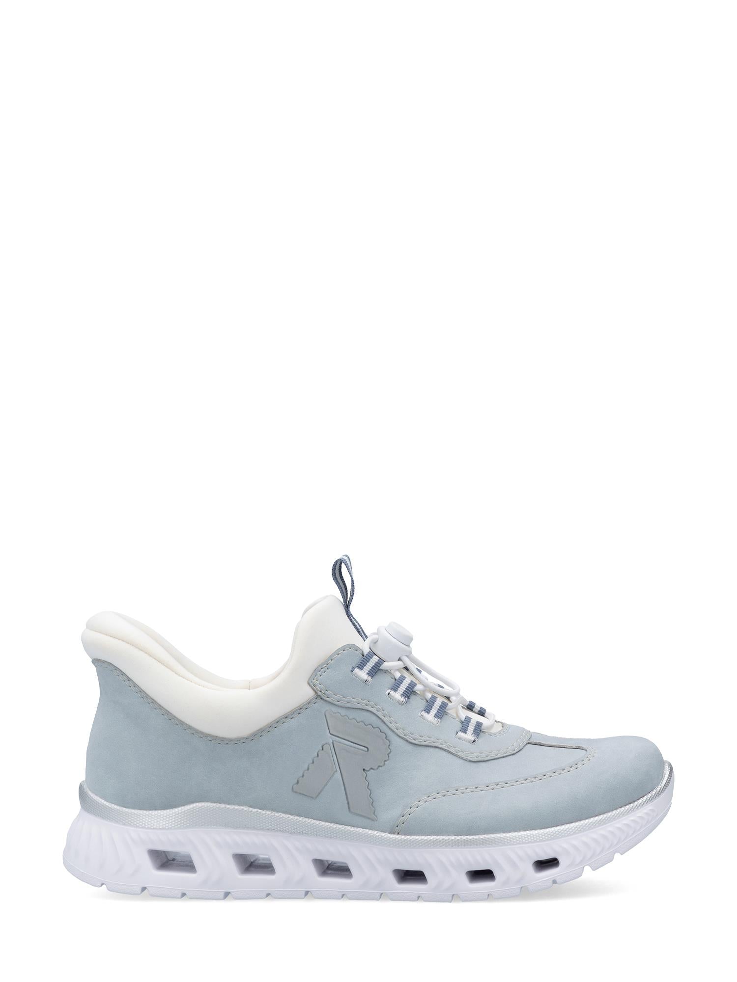 03278 Rieker Ready2GO Slip-On Sneakers fra Rieker Sport har lyseblå og hvite farger, hvite lisser, en tykk, ventilert såle og en preget R-logo, vist fra siden mot en hvit bakgrunn for sneakerentusiaster.